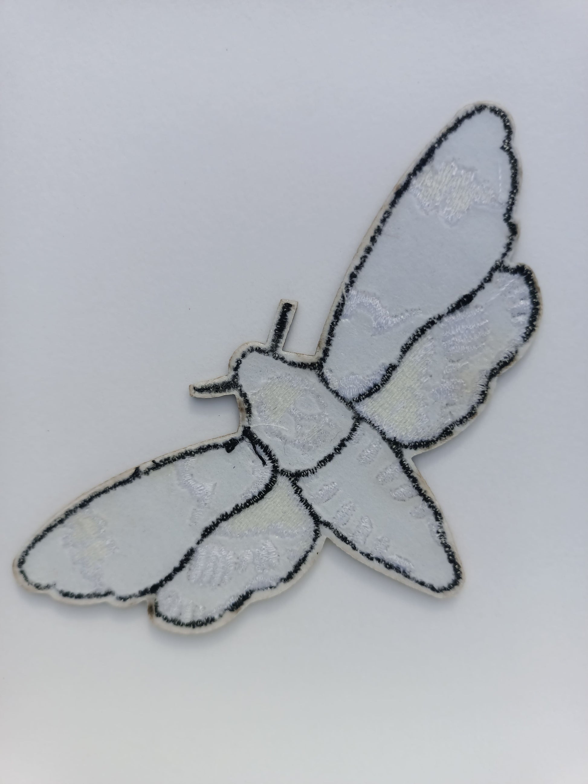 Parche parte trasera mariposa tatuaje clásico, bordado en blanco & negro, ideal para mochilas y chaquetas.