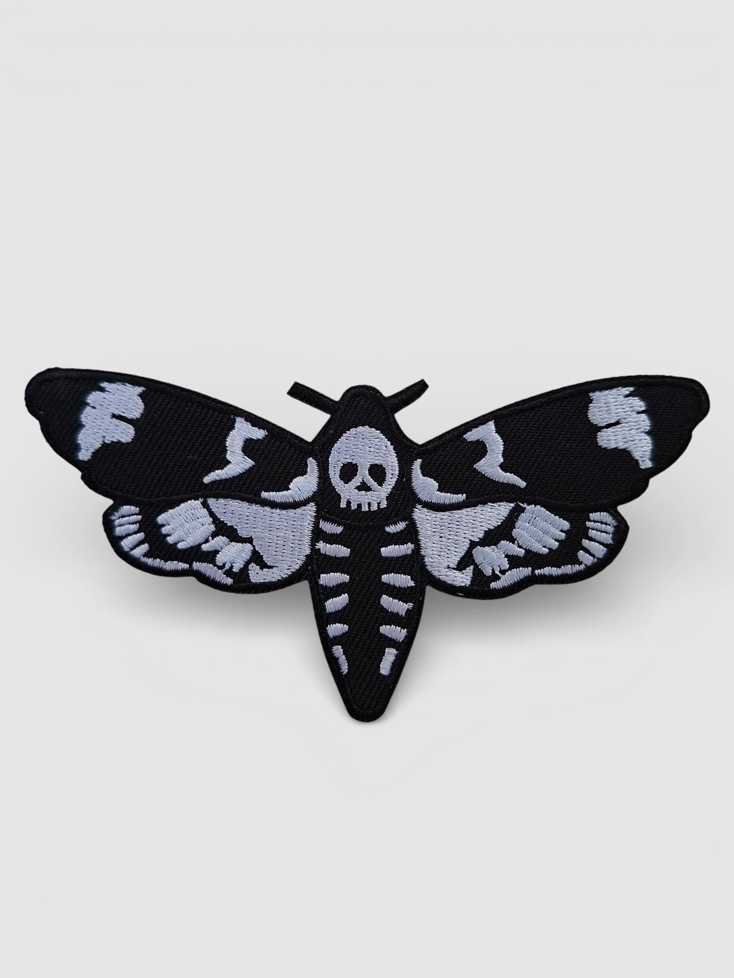 Parche bordado en blanco y negro de mariposa estilo tattoo old school ideal para chaquetas o accesorios.