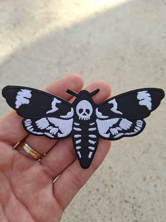 Parche exclusivo mariposa en blanco y negro estilo tatuaje. ideal como detalle, o para tu outfit.