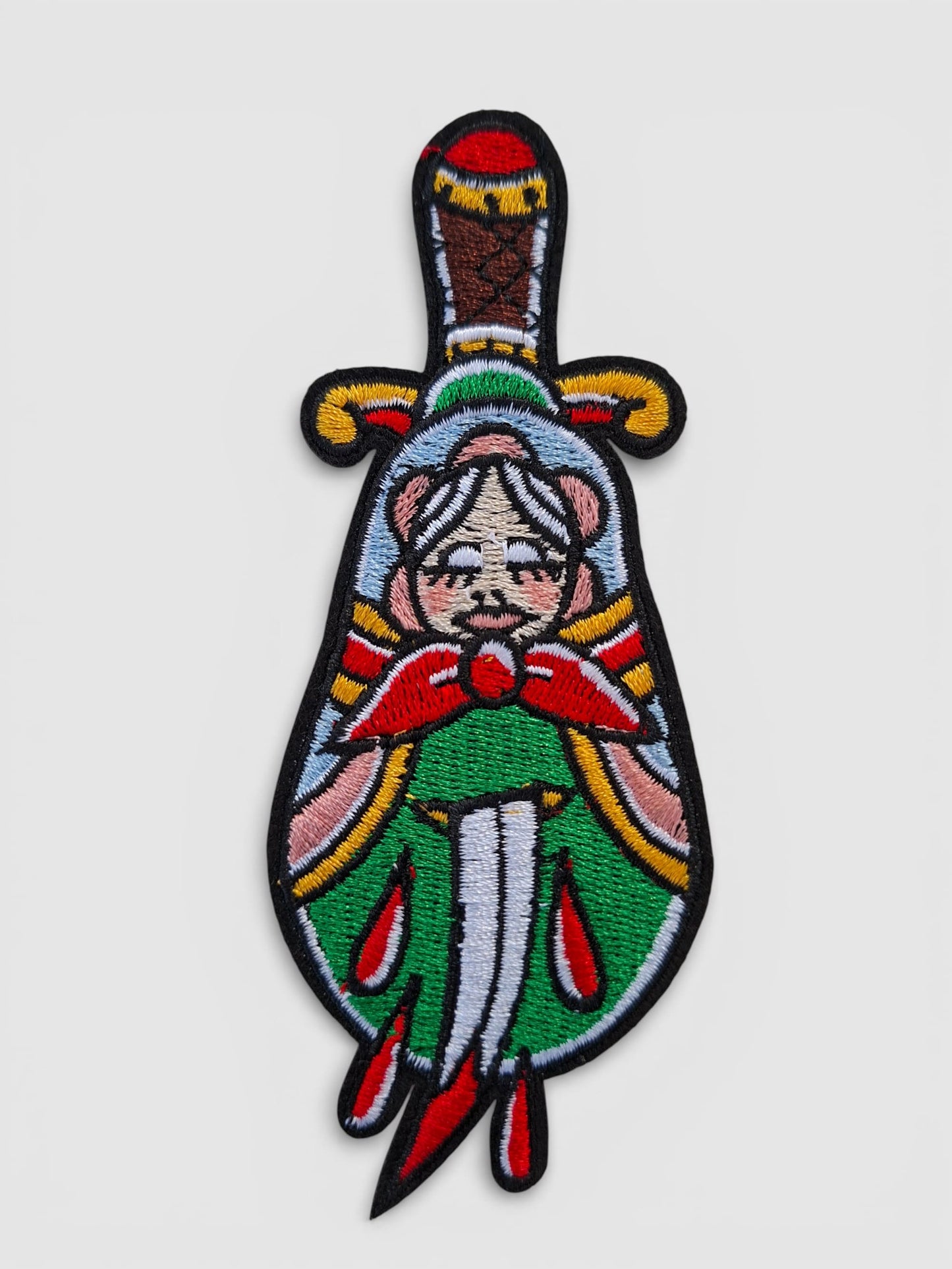 Parche bordado estilo tattoo old school con diseño katiuska muñeca rusa y daga tradicional.