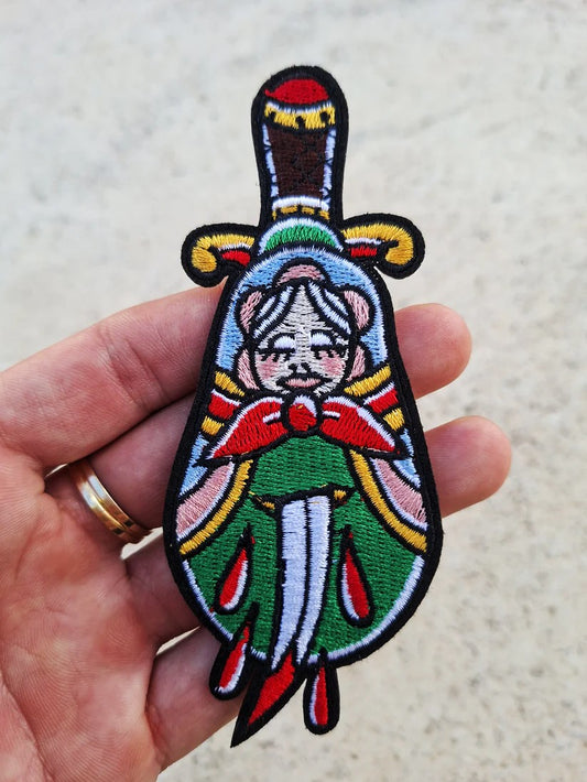 Parche daga tradicional estilo tattoo old school, dentro lleva una catiuska (muñeca rusa).