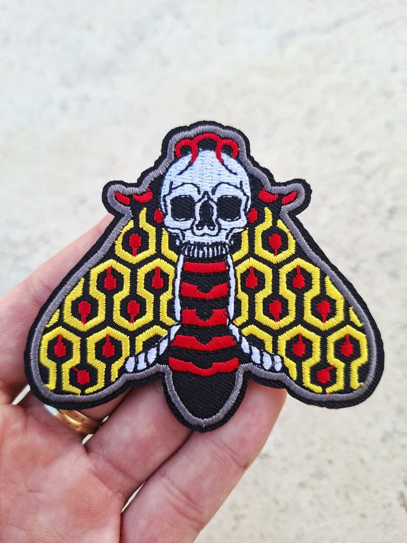 Parche exclusivo polilla tradicional, con diseño geométrico en sus alas y una calavera.