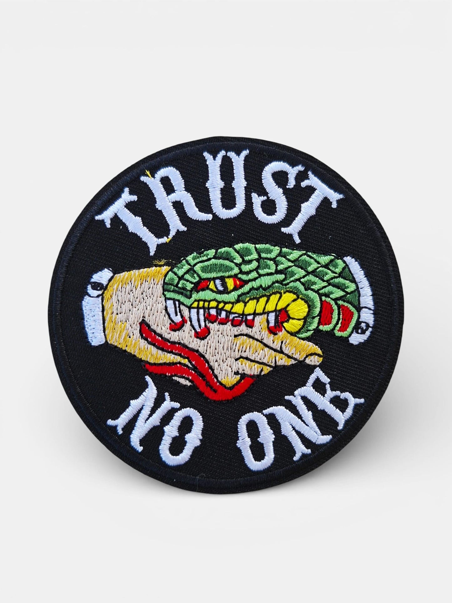 Parche "Trust No One" - Desconfía con Estilo, ideal para amantes del Old School