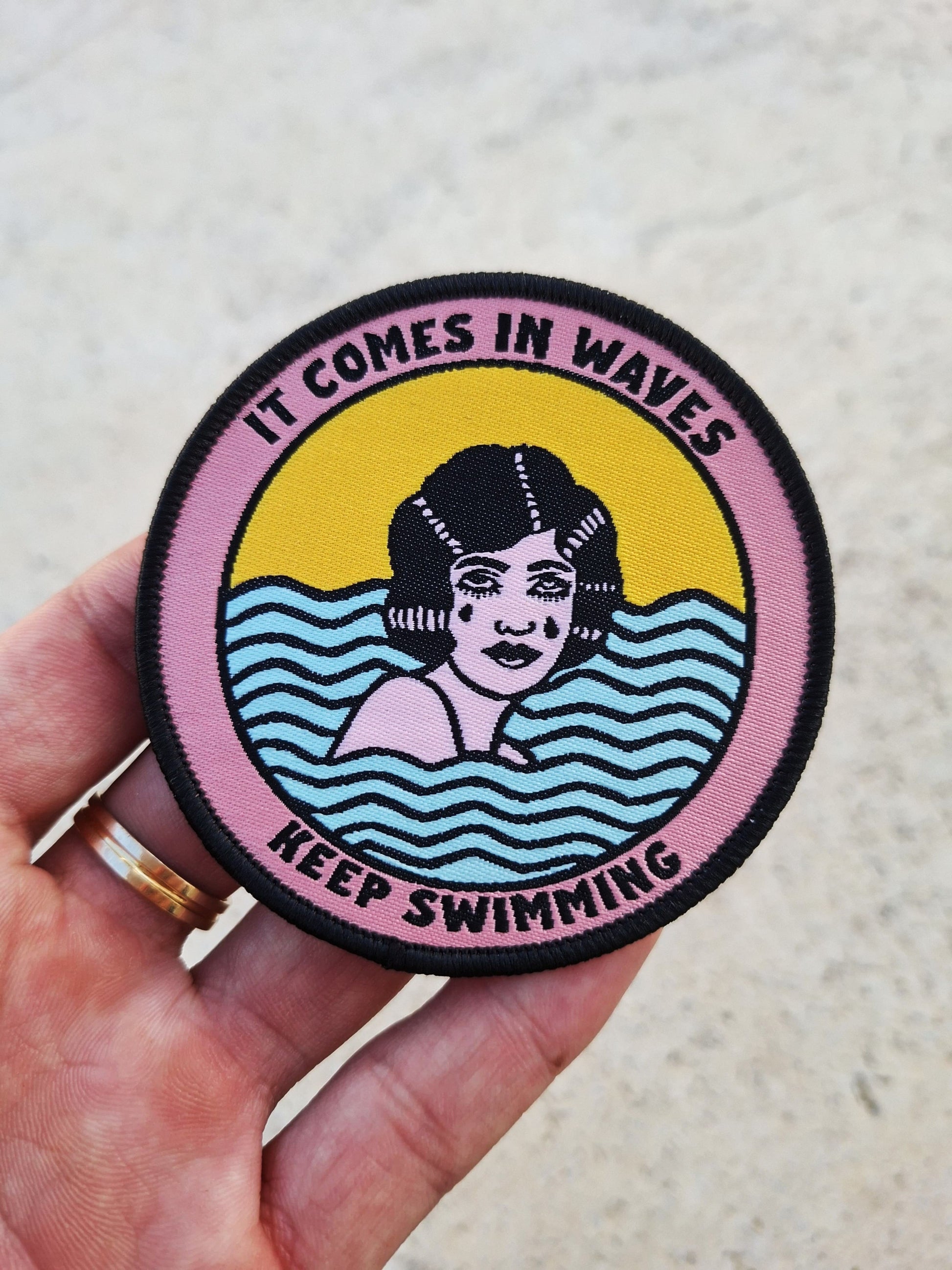 Parche bordado "It Comes in Waves, Keep Swimming" – Diseño old school