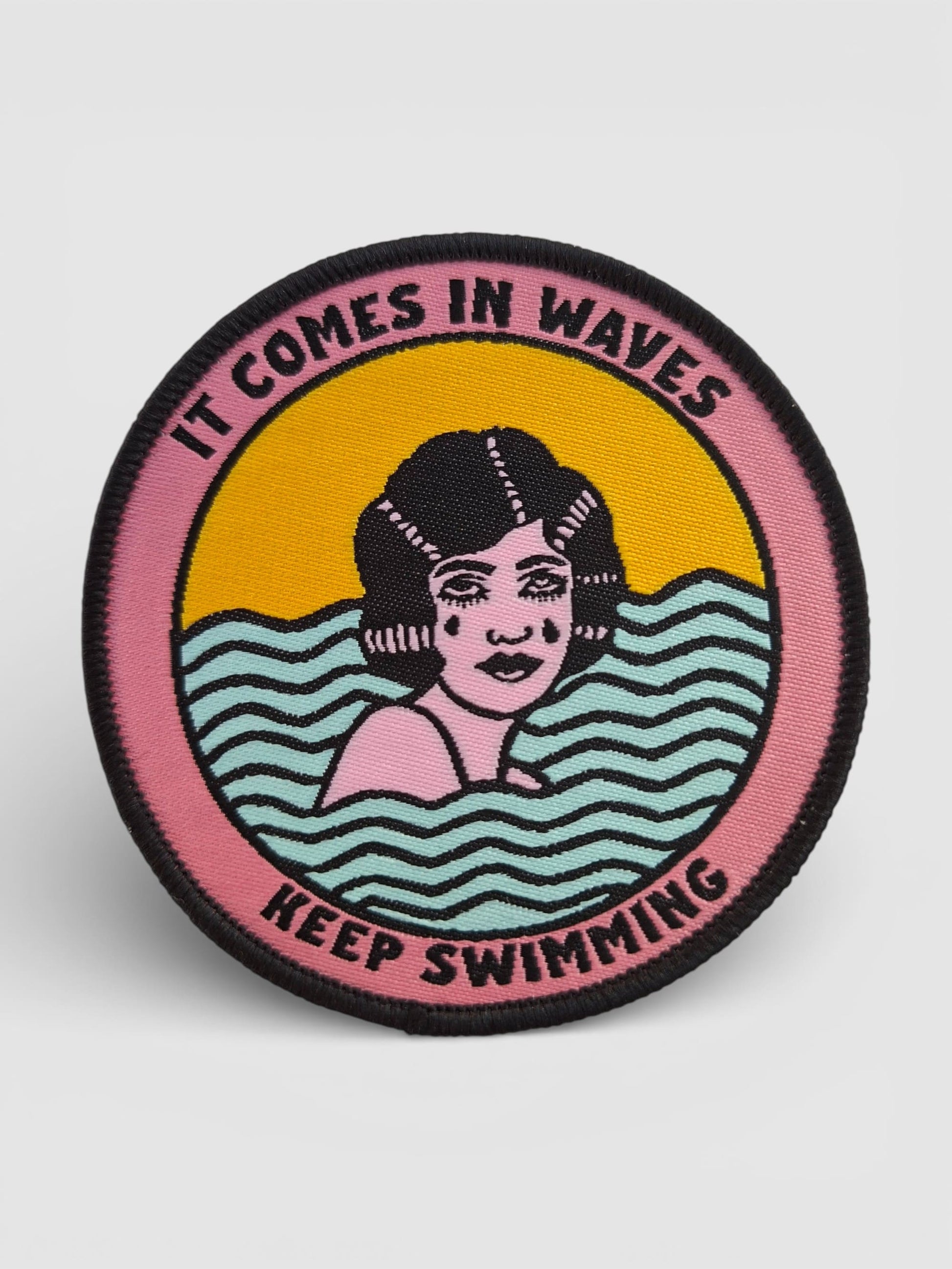 Parche bordado "It Comes in Waves, Keep Swimming" – Diseño tatuaje americano old school