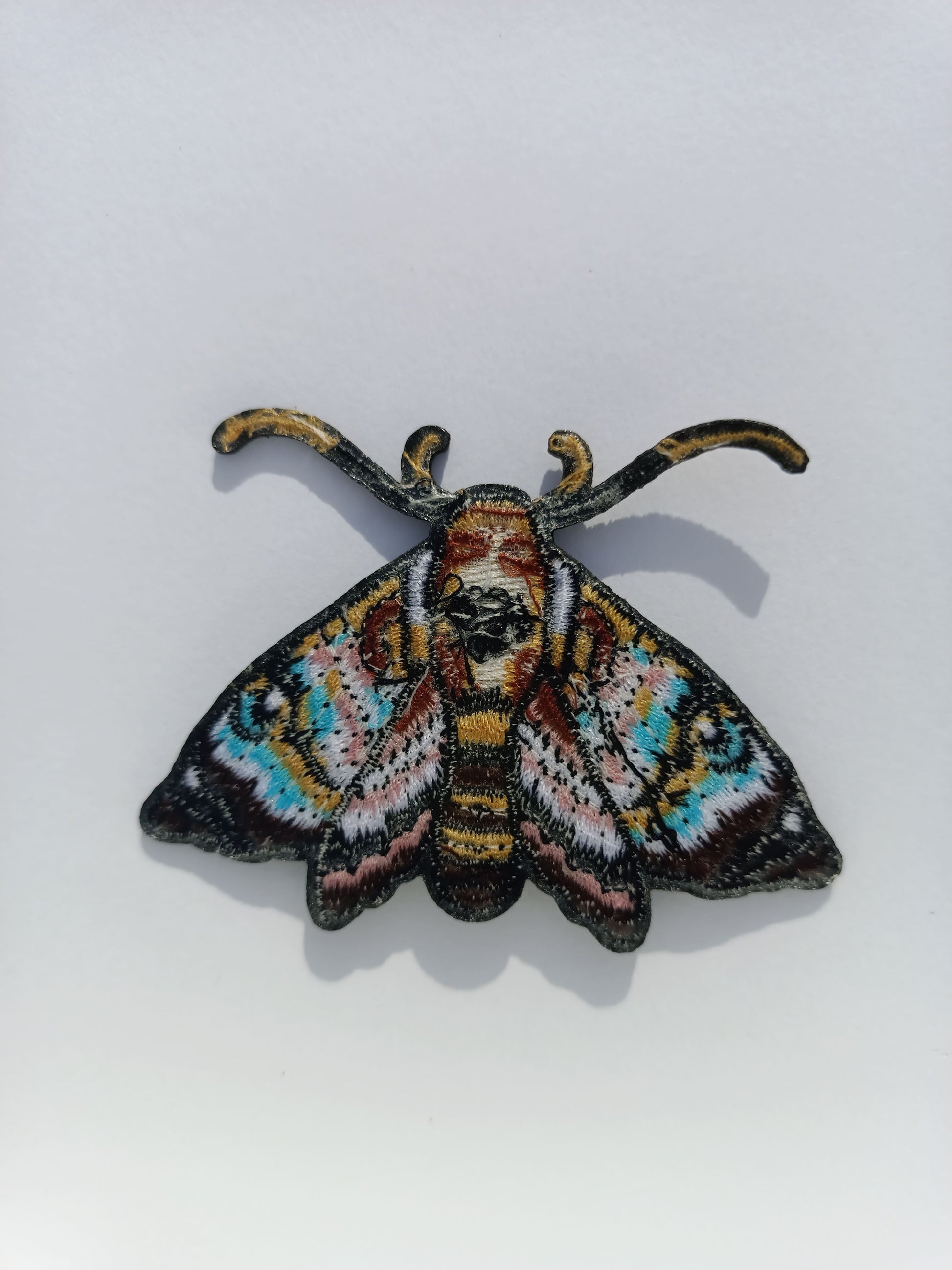 Parche polilla estilo tattoo. Parte de atrás, pegamento de fácil planchado.