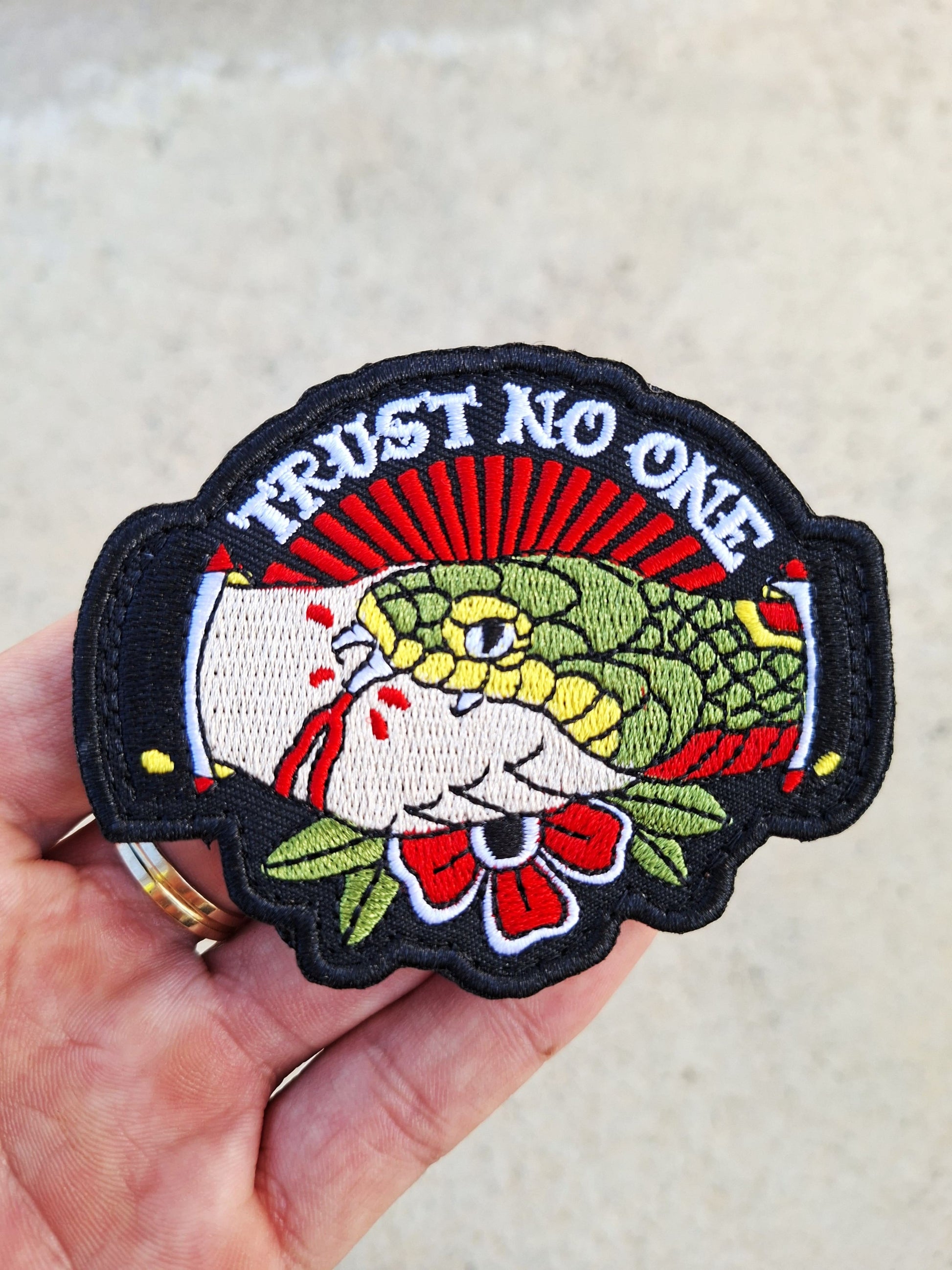 Parche de velcro Trust No One old school americano con mano y serpiente estilo tattoo tradicional