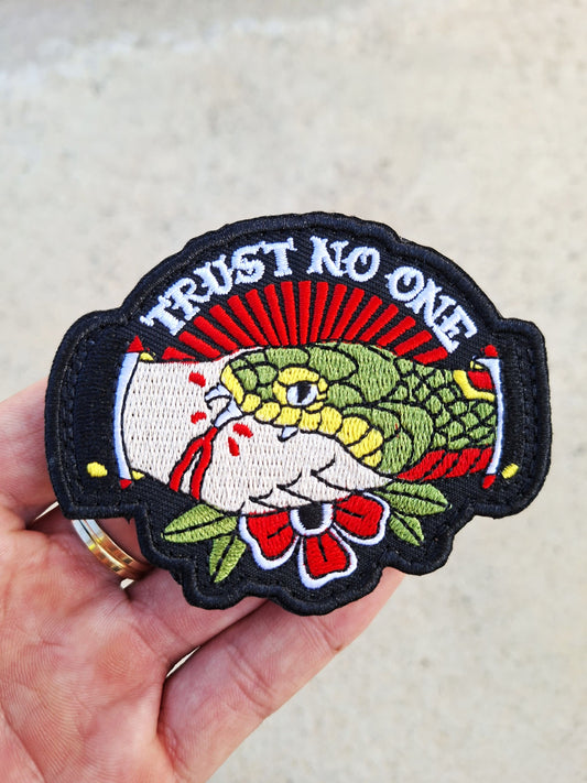 Parche de velcro Trust No One old school americano con mano y serpiente estilo tattoo tradicional