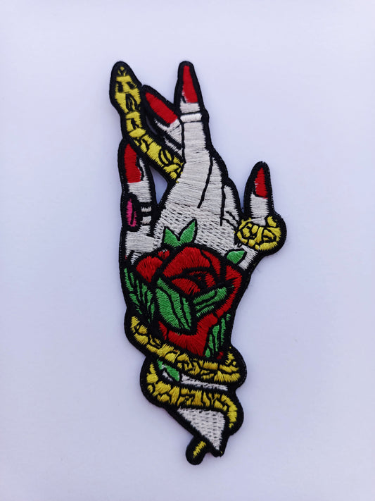 Parche estilo Old School, un clásico, mano y serpiente se entrelazan, en un diseño tradicional de la vieja escuela.