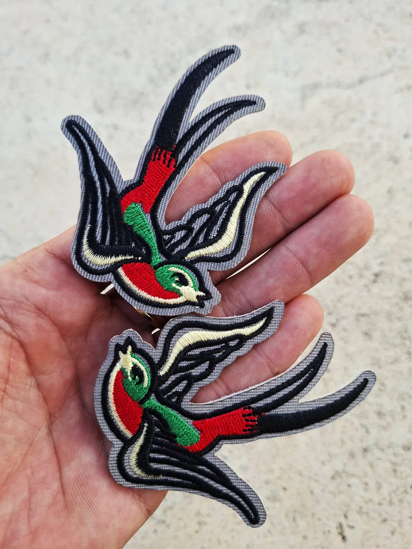 Parche golondrinas Old School, estilo tattoo tradicional, con acabados premium.