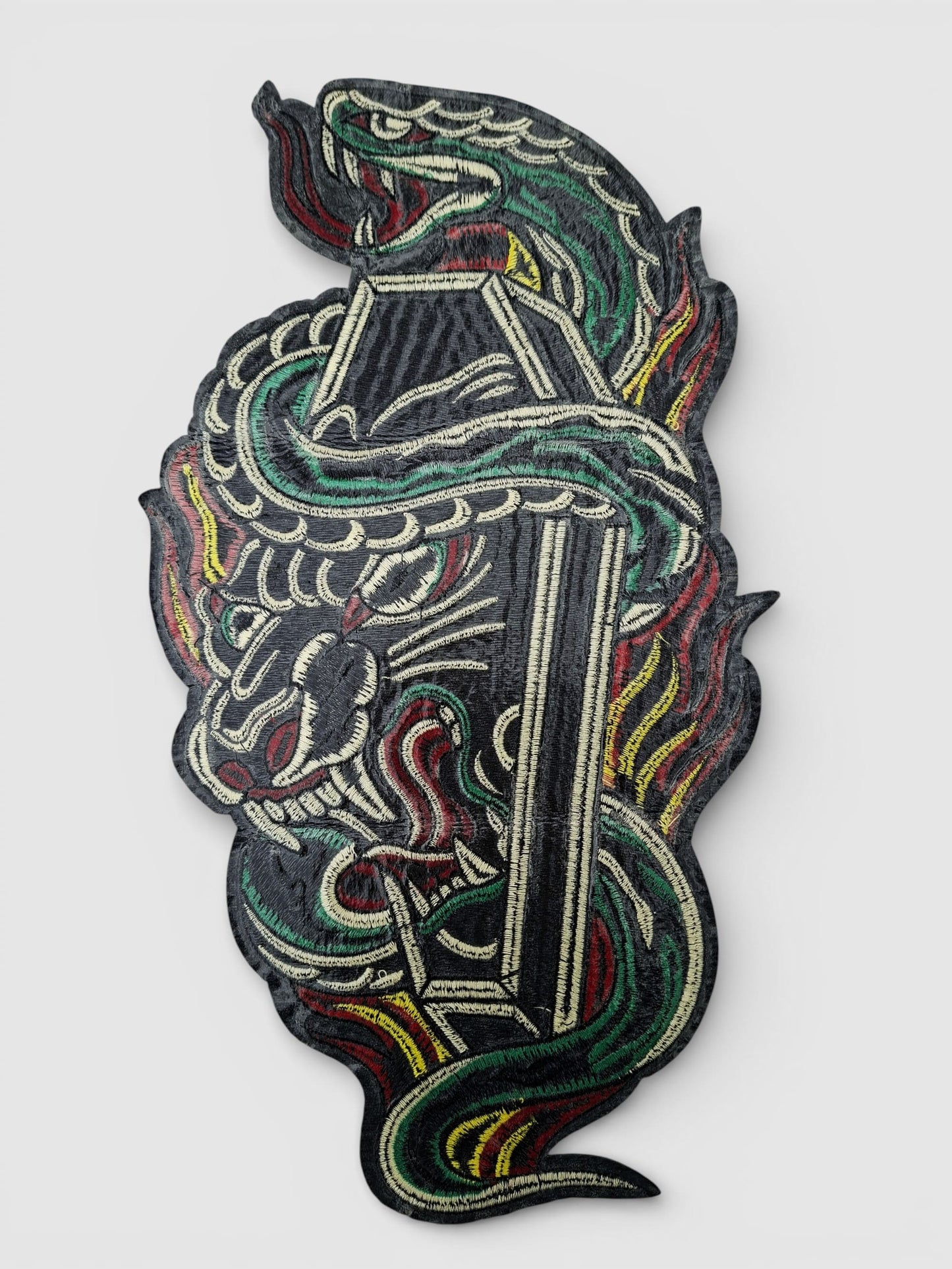 Parte trasera parche XXL estilo old school con diseño de serpiente y pantera luchando entre llamas.