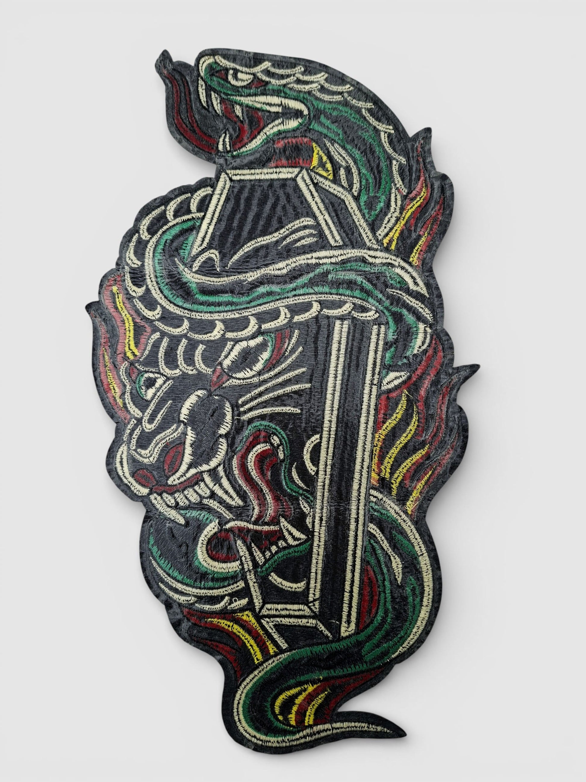 Parte trasera parche XXL estilo old school con diseño de serpiente y pantera luchando entre llamas.