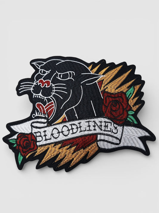Parche bordado XXL old school con pantera negra, rosas y cinta con texto Bloodlines, colores vibrantes y bordado detallado.