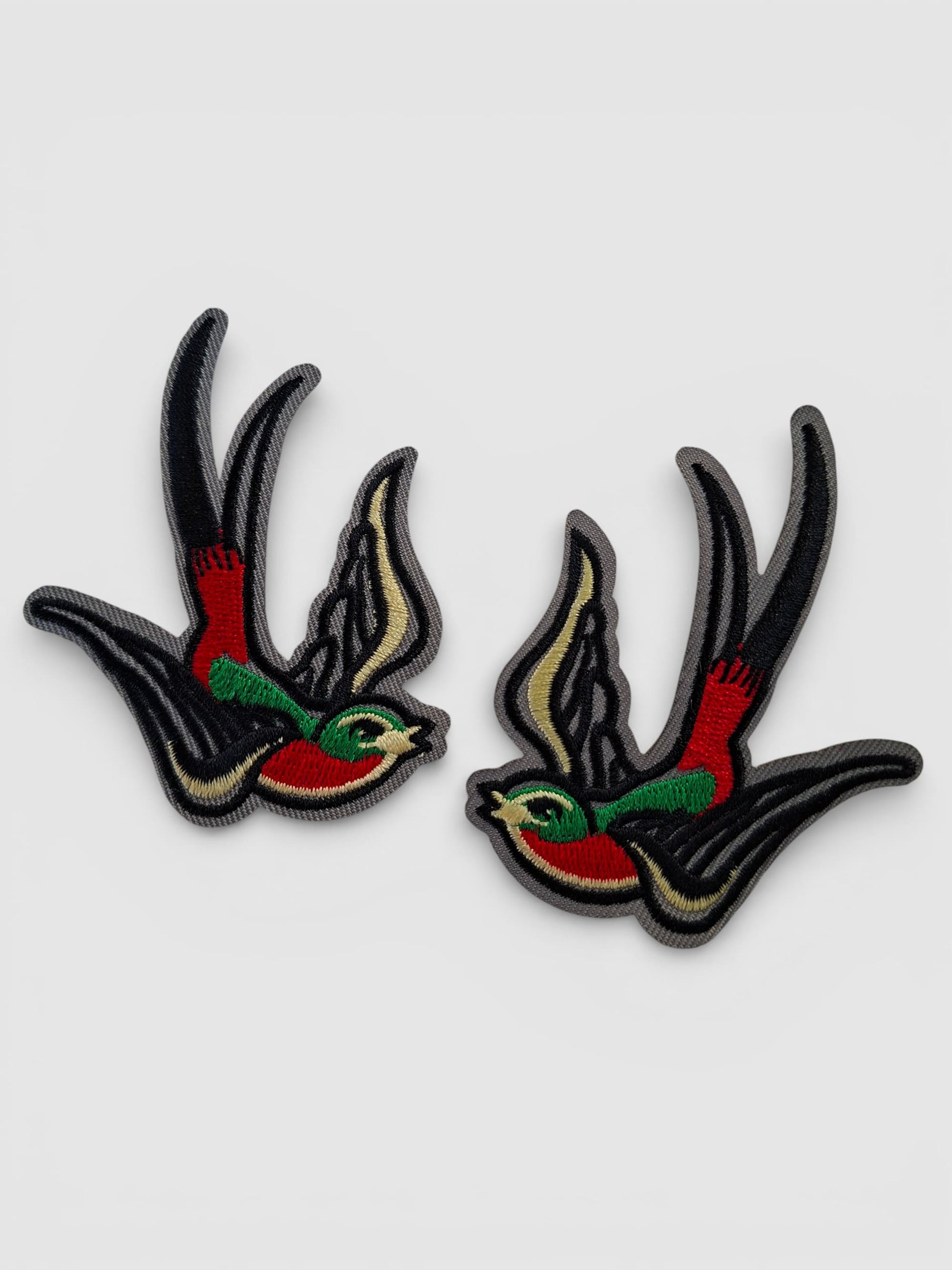 Parches golondrinas estilo tattoo tradicional, con un diseño único y atemporal.
