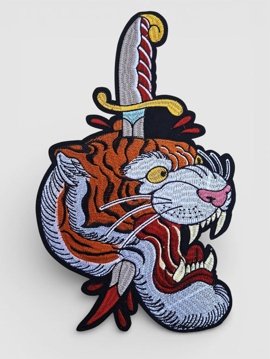 Parche bordado XXL de tigre old school con daga estilo tattoo tradicional