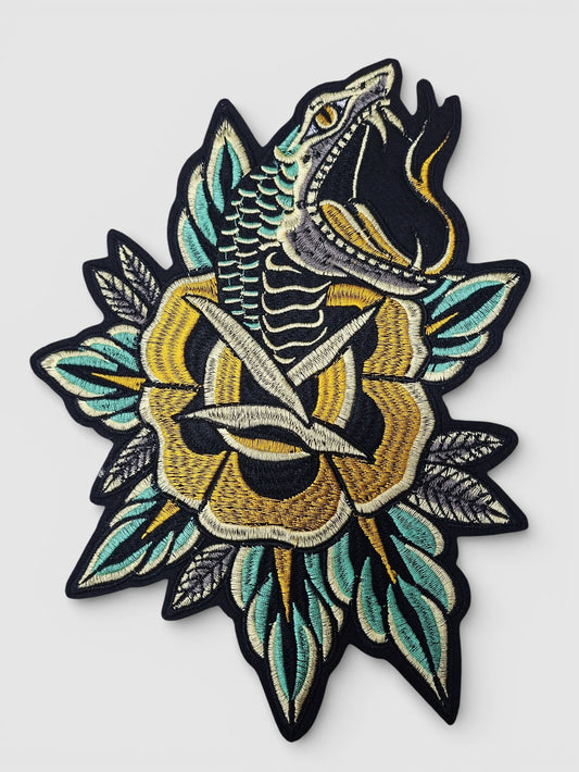 Parche bordado XXL de rosa y serpiente estilo tattoo tradicional old school.