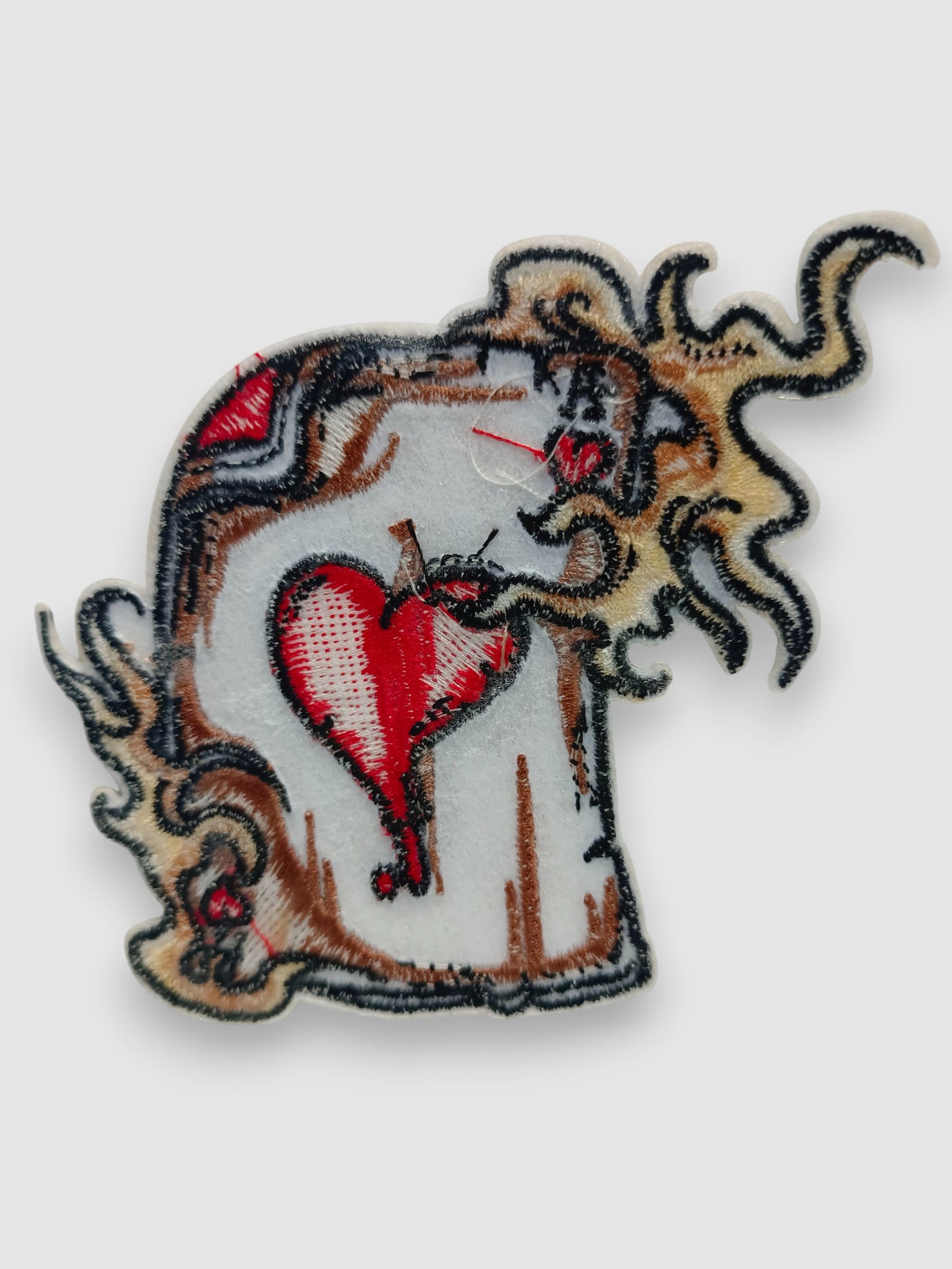 Parte trasera parche decorativo con carta AS de corazónes bordado en estilo tradicional americano.