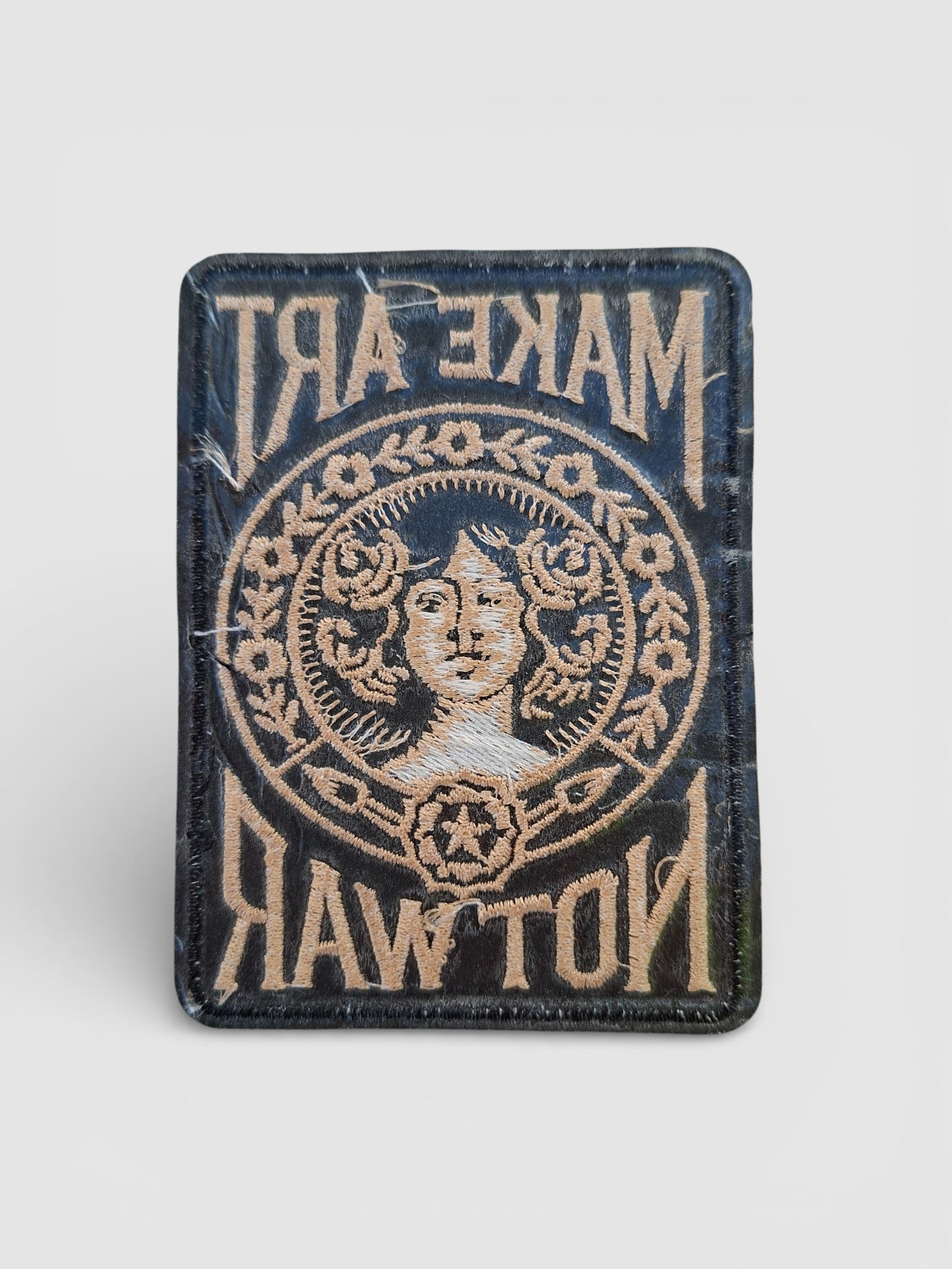 Parte trasera parche bordado estilo vintage con tipografía retro y motivos florales.