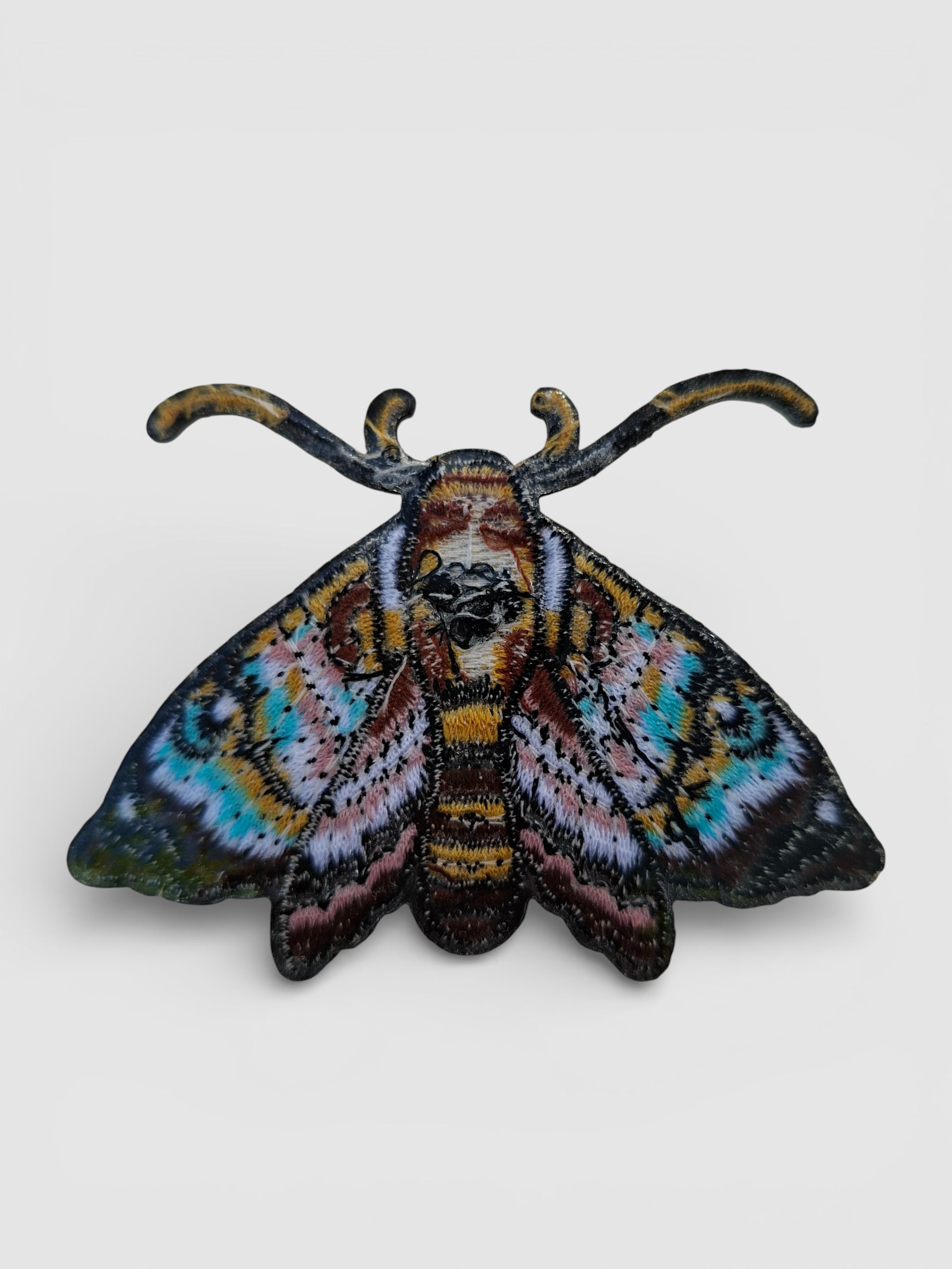 Parche polilla estilo tattoo. Parte de atrás, pegamento de fácil planchado. Perfecto para cualquier prenda.