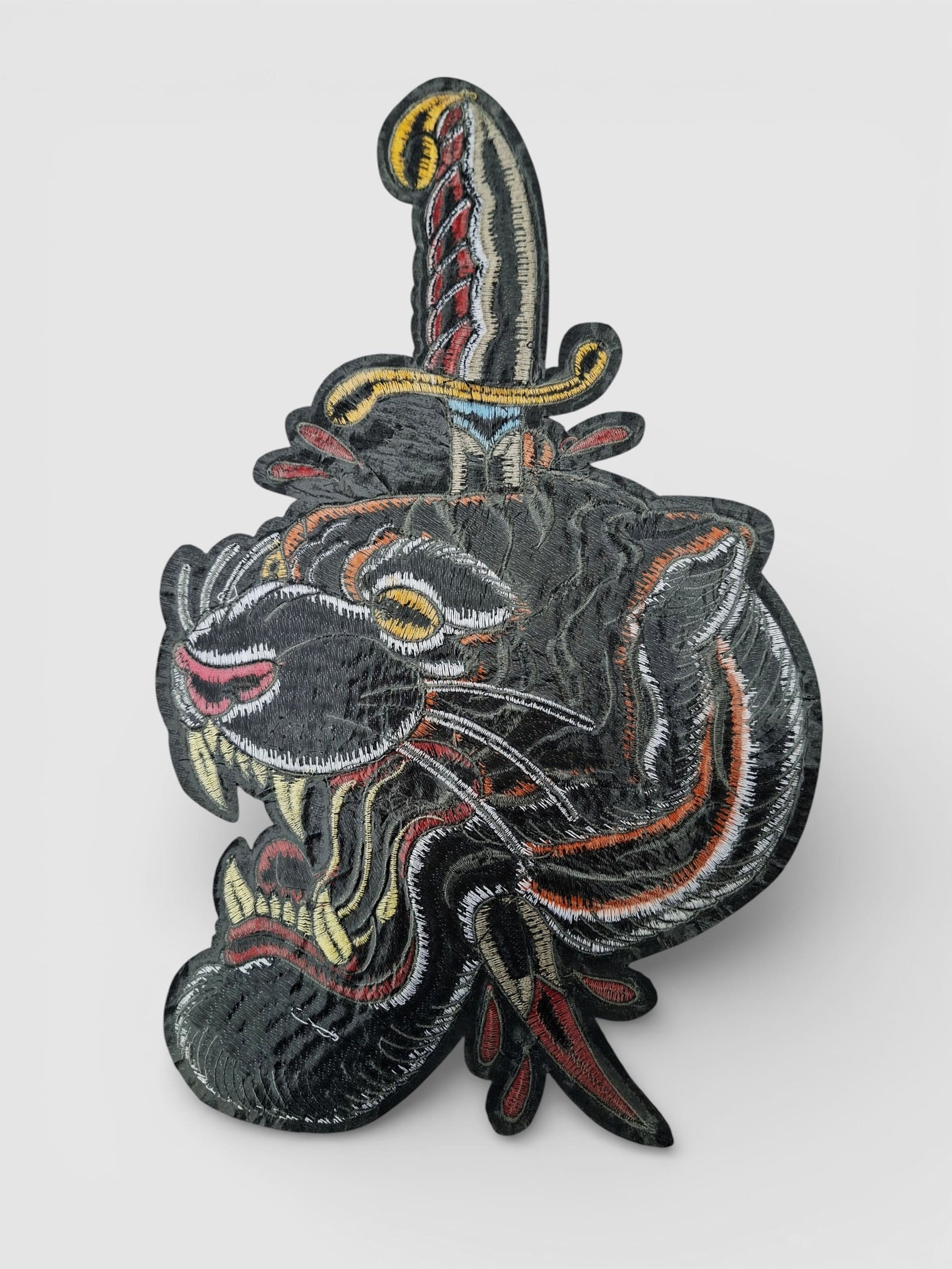 Parte trasera parche tattoo tradicional XXL con tigre y daga bordados fondo negro