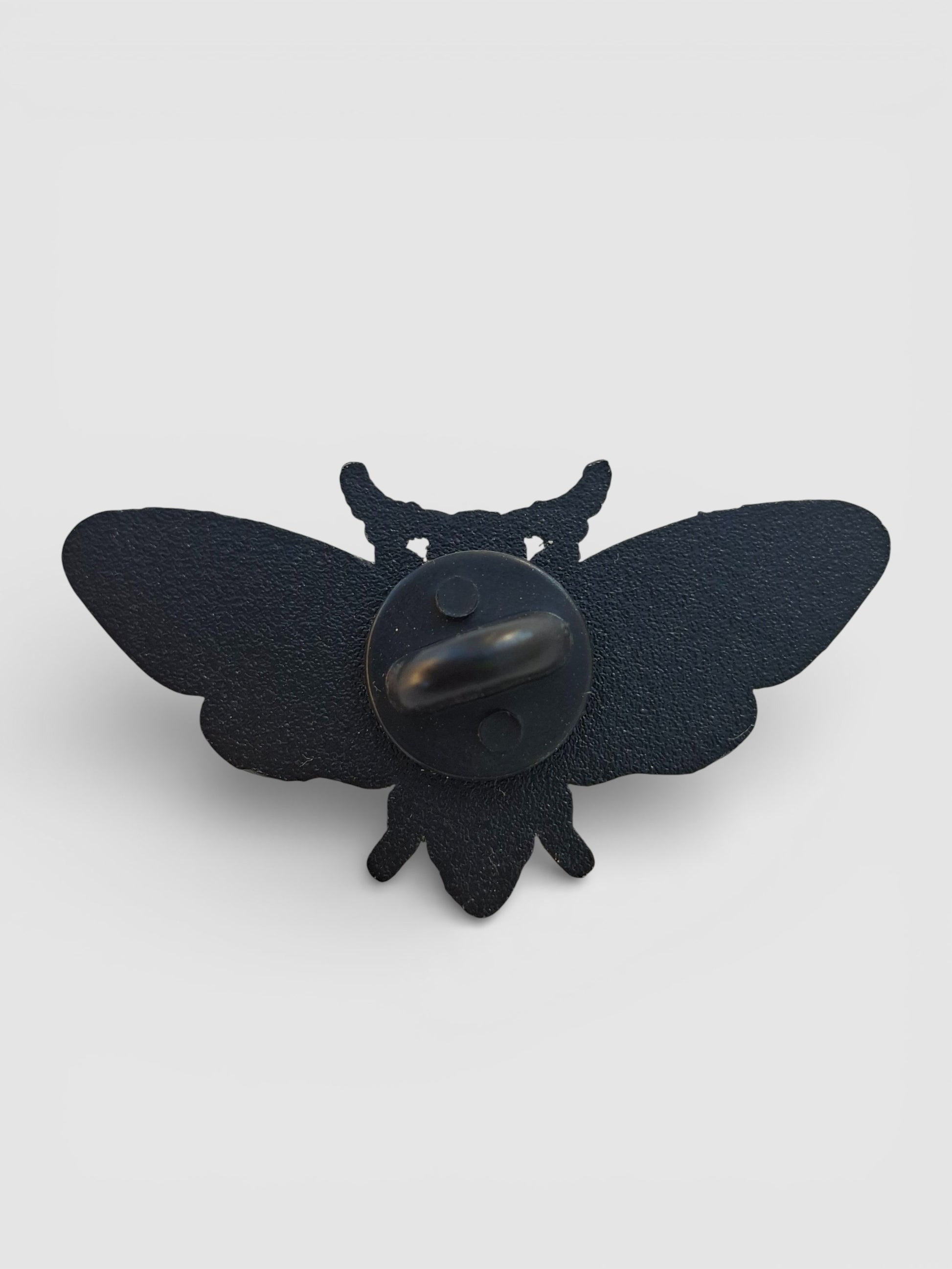 Parte trasera pin old school tattoo con mariposa y calavera para chaquetas y mochilas.