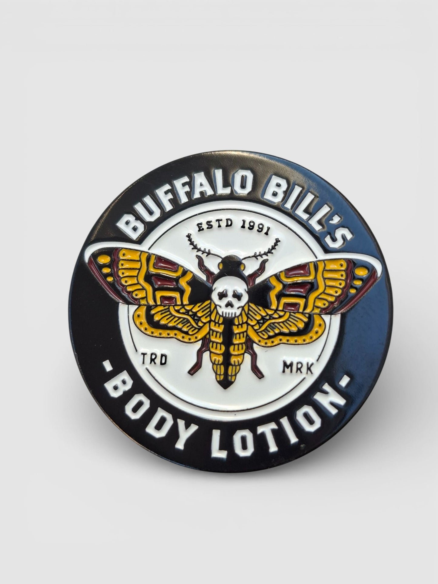 Pin exclusivo Buffalo Bill’s Body Lotion estilo retro en metal esmaltado.