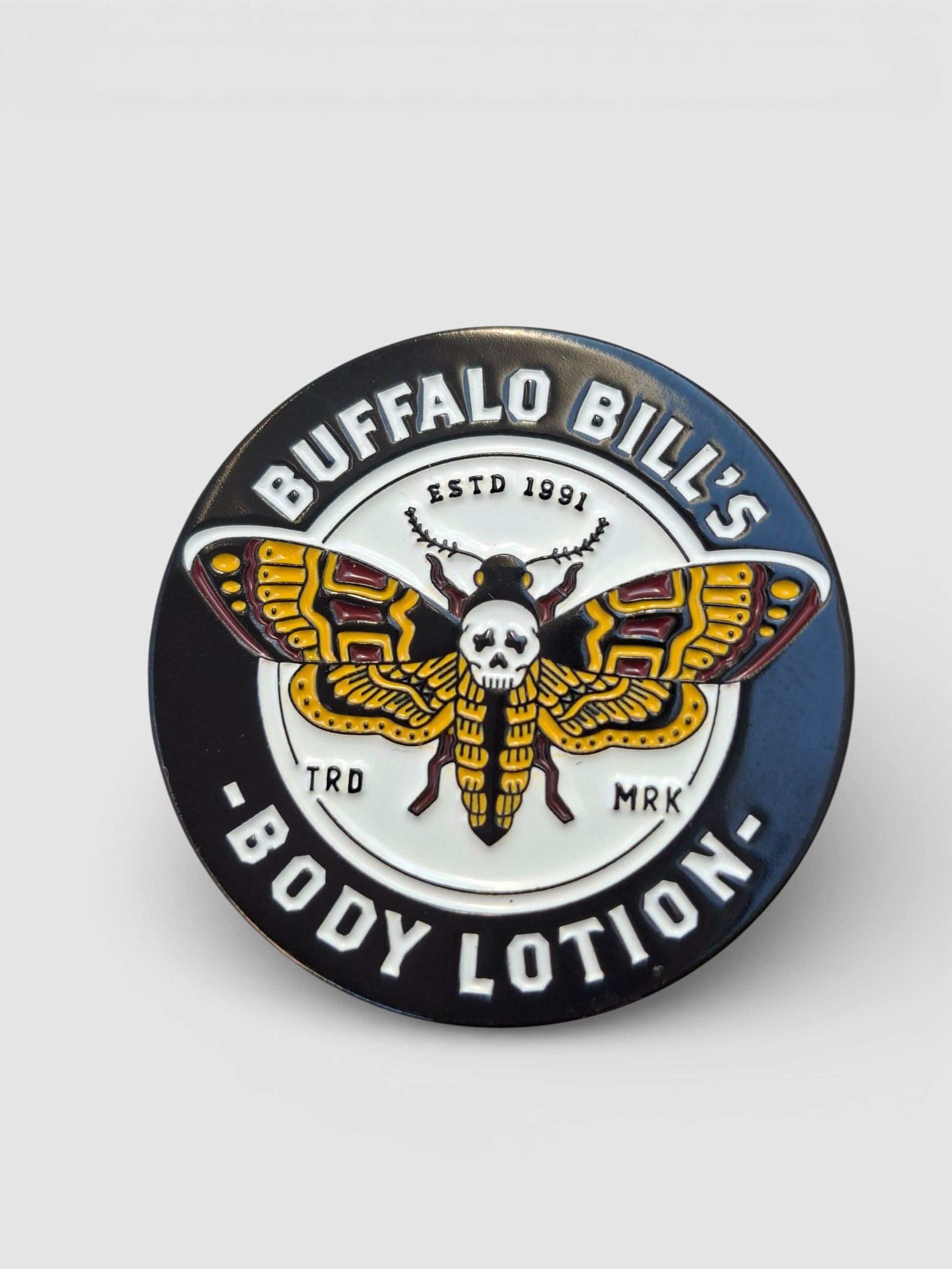 Pin exclusivo Buffalo Bill’s Body Lotion estilo retro en metal esmaltado.