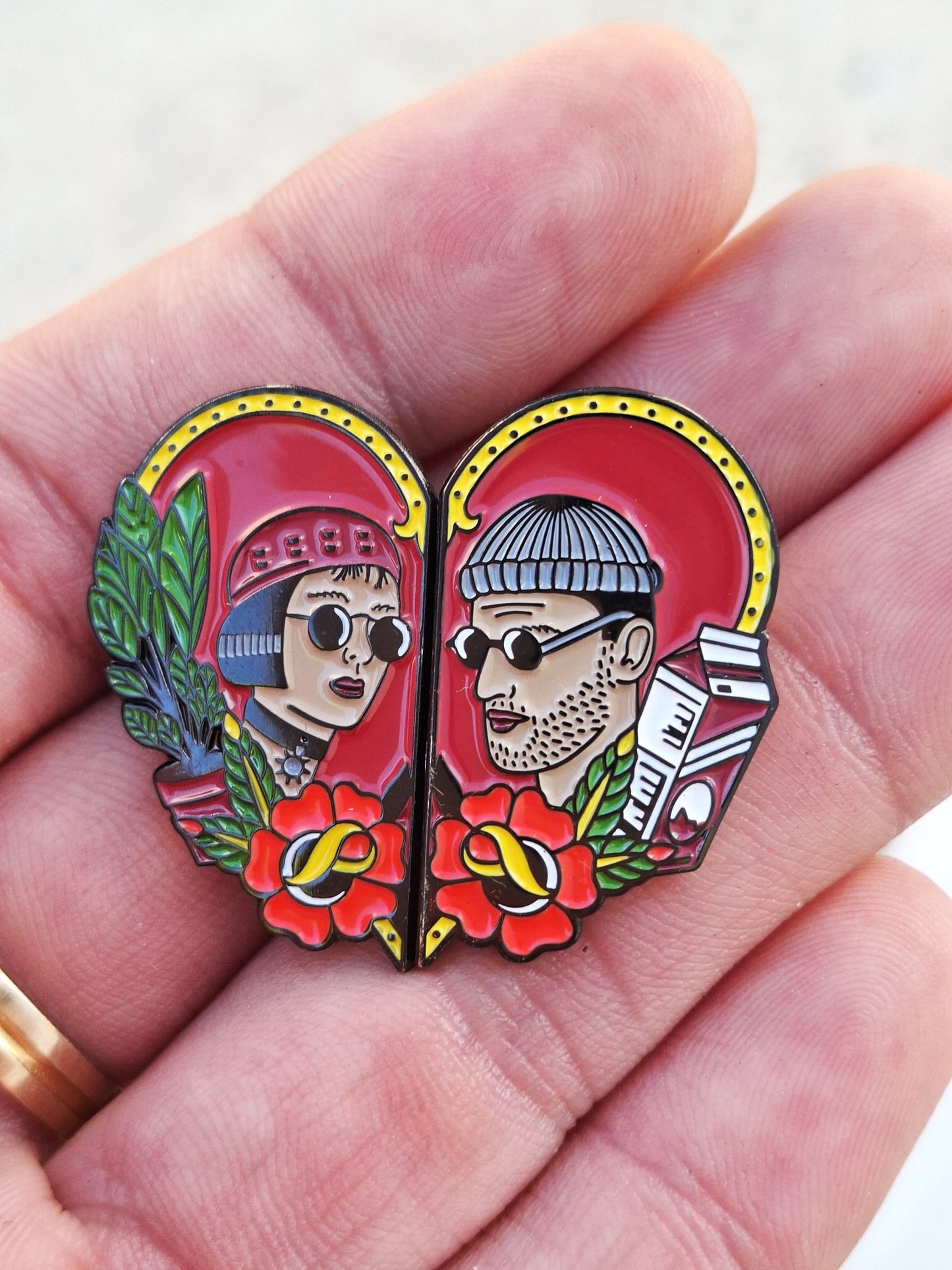 Pin exclusivo retro con diseño old school, mathílda y léon maravillosa combinación.