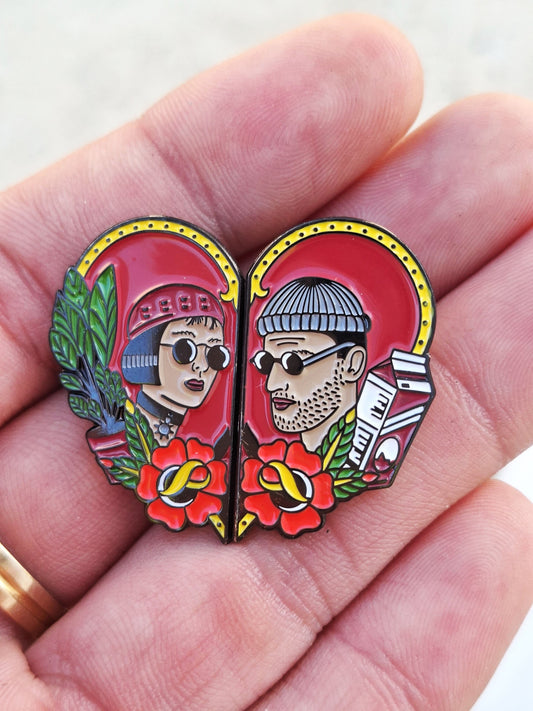 Pin exclusivo retro con diseño old school, mathílda y léon maravillosa combinación.