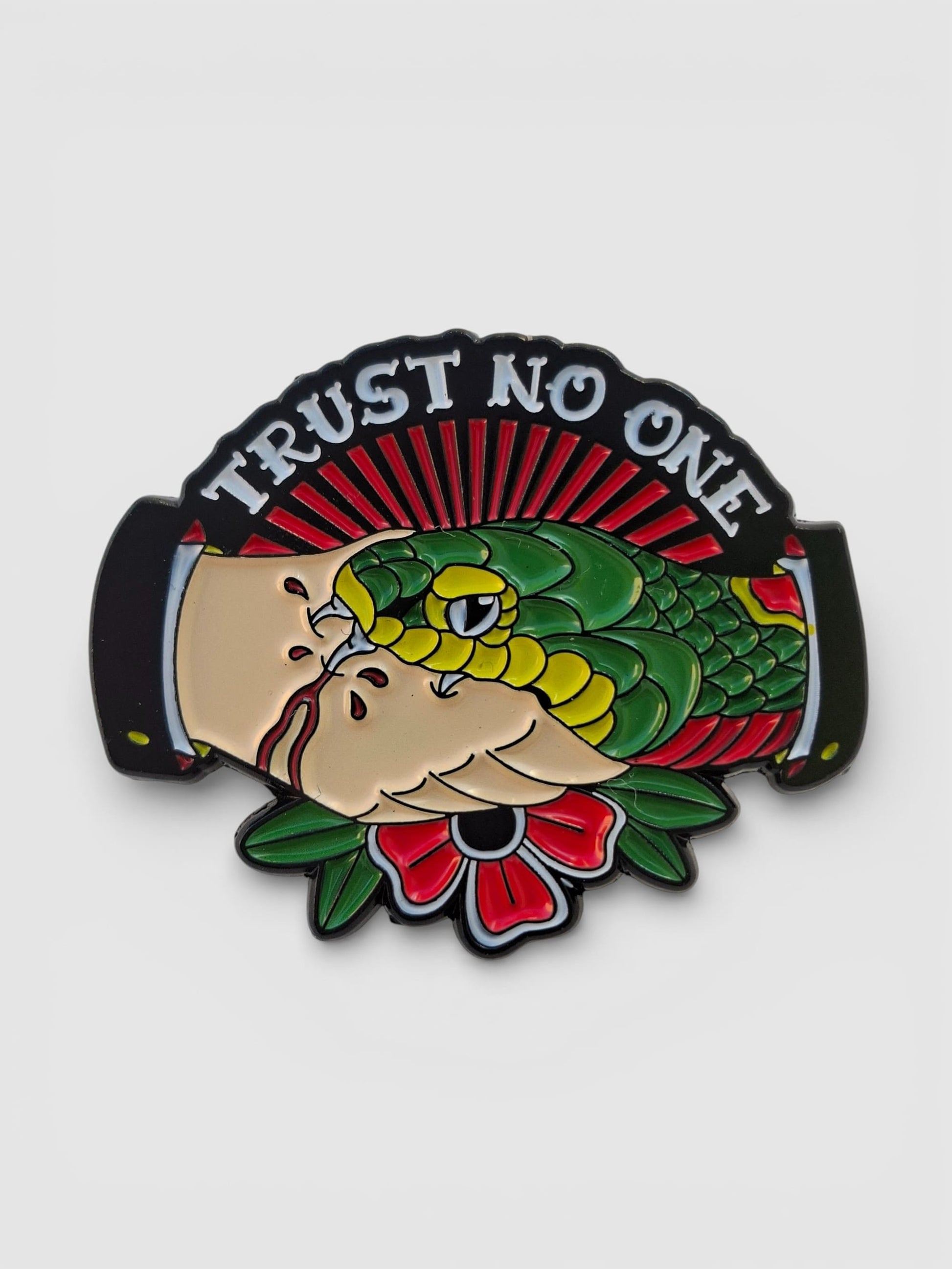 Pin metálico mano mordida por una serpiente 'Trust No One', inspirado en tatuajes Old School.