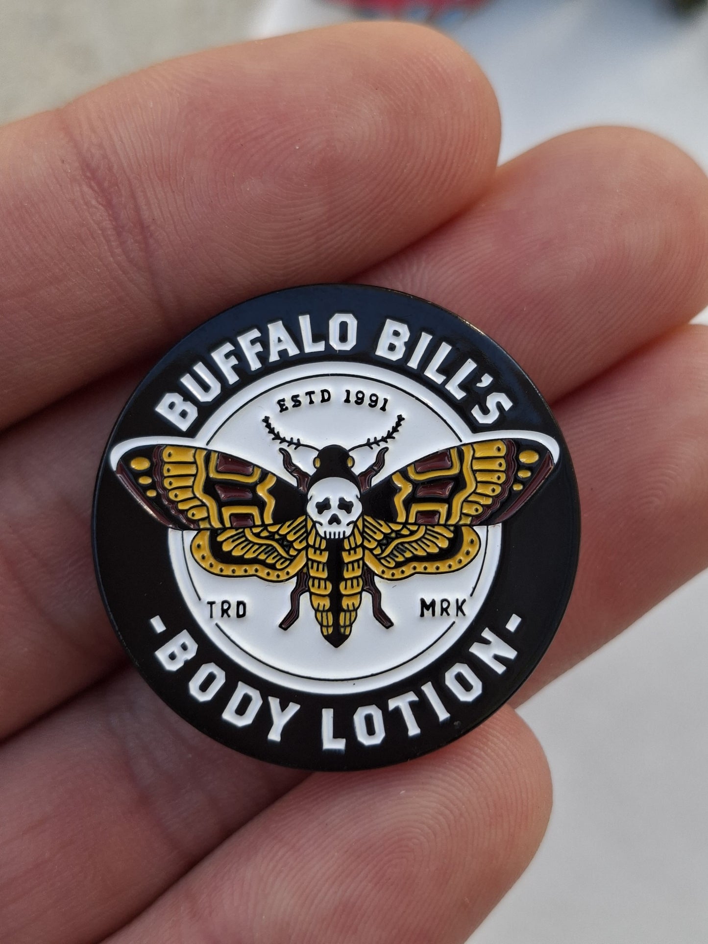 Pin tattoo retro Buffalo Bill’s Body Lotion diseño icónico esmaltado.