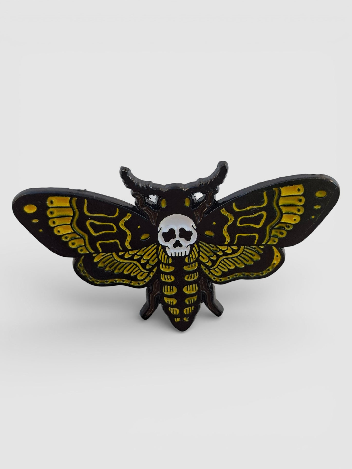 Pin esmaltado de mariposa y calavera estilo tatuaje old school, diseño tradicional.