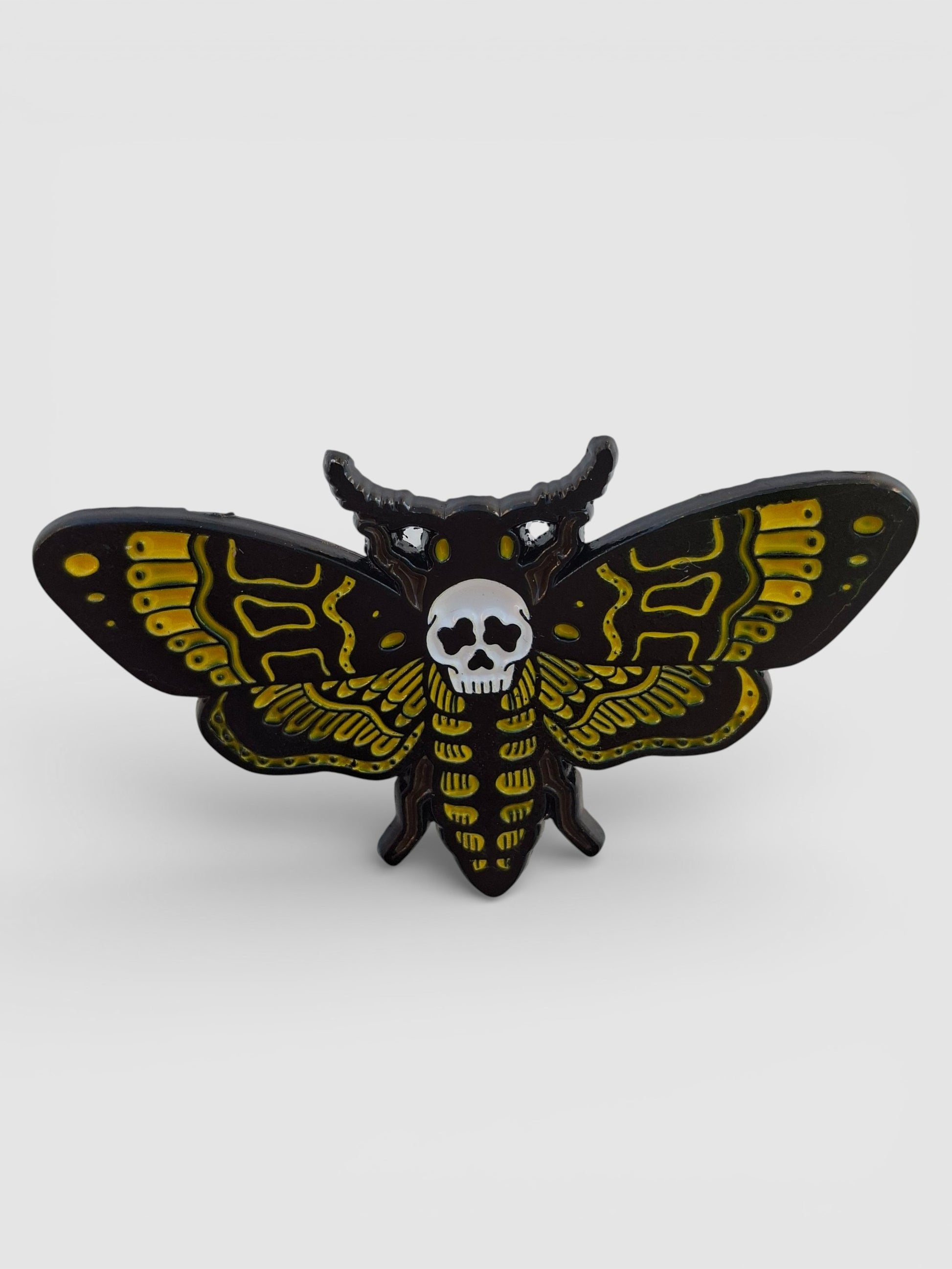 Pin esmaltado de mariposa y calavera estilo tatuaje old school, diseño tradicional.