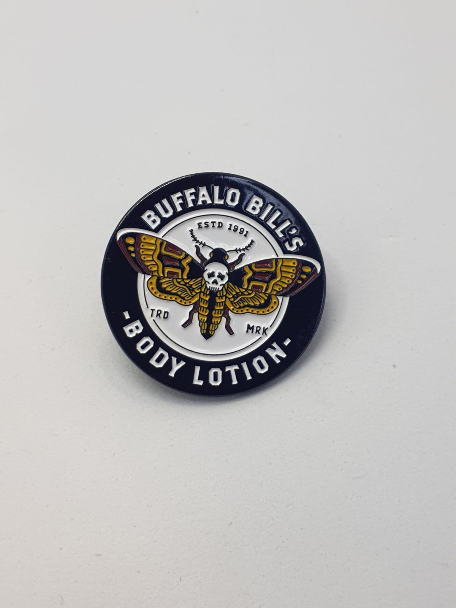 Pin Metálico – Buffalo Bill’s Body Lotion - Nómadasublime