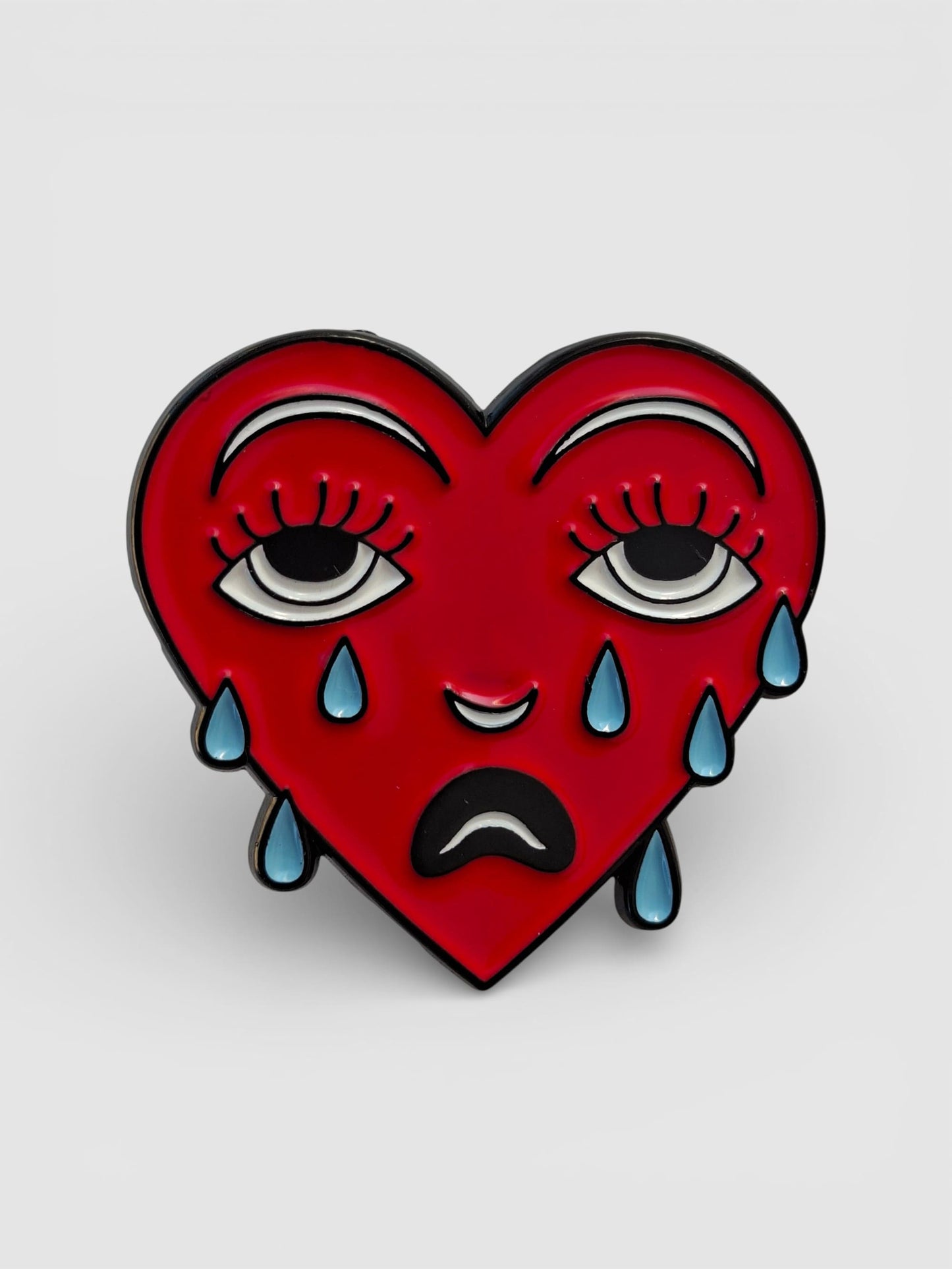 Pin de metal esmaltado corazón llorando inspirado en la vieja escuela tattoo.