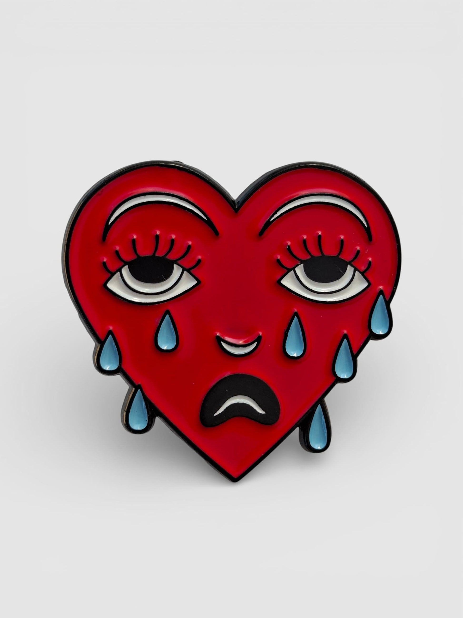 Pin de metal esmaltado corazón llorando inspirado en la vieja escuela tattoo.