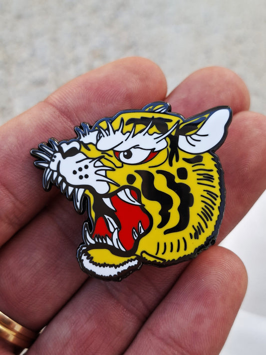 Pin exclusivo de metal esmaltado, diseño tigre tattoo tradicional americano.
