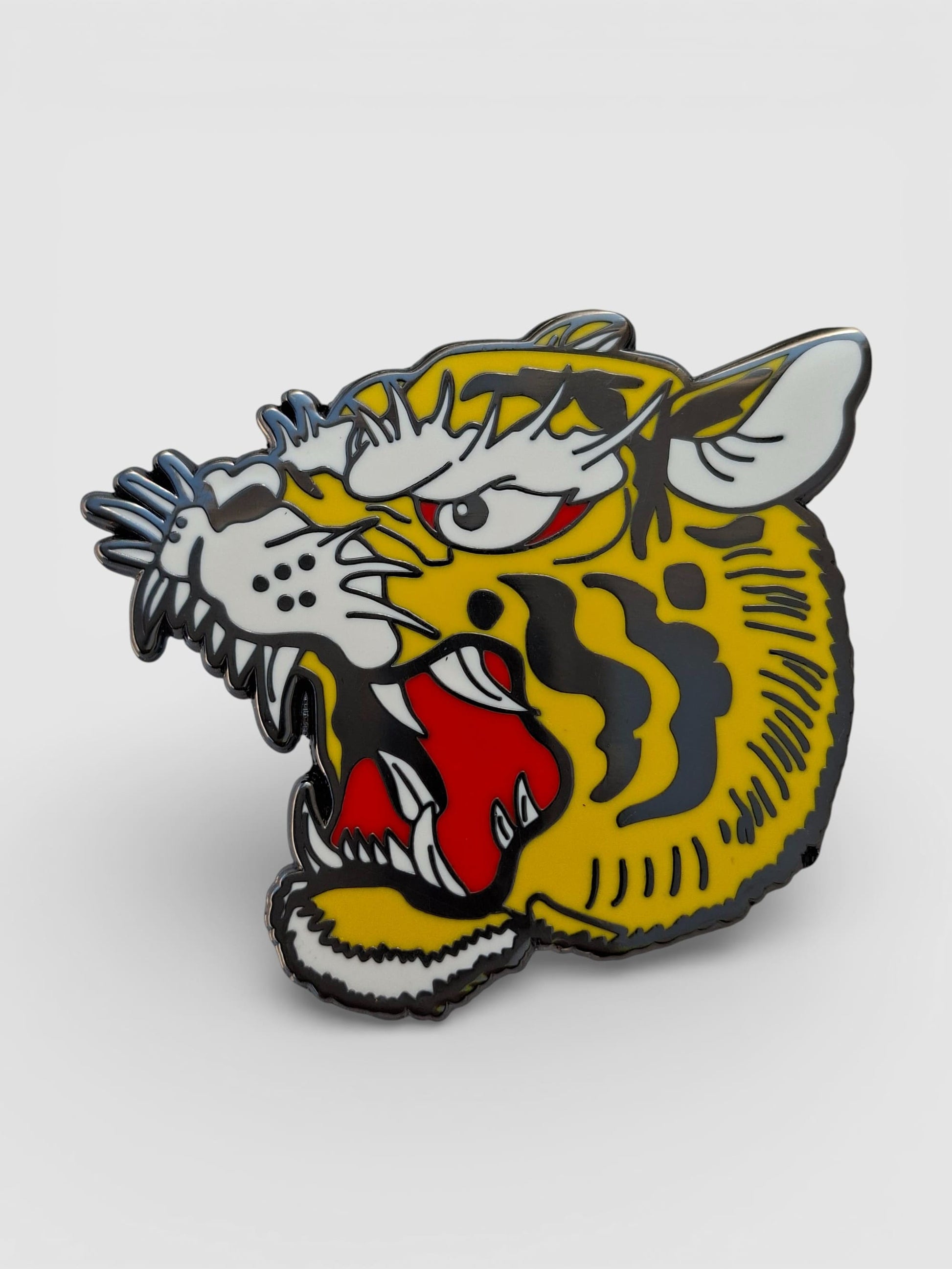Pin de tigre tradicional estilo tatuaje old school en metal esmaltado