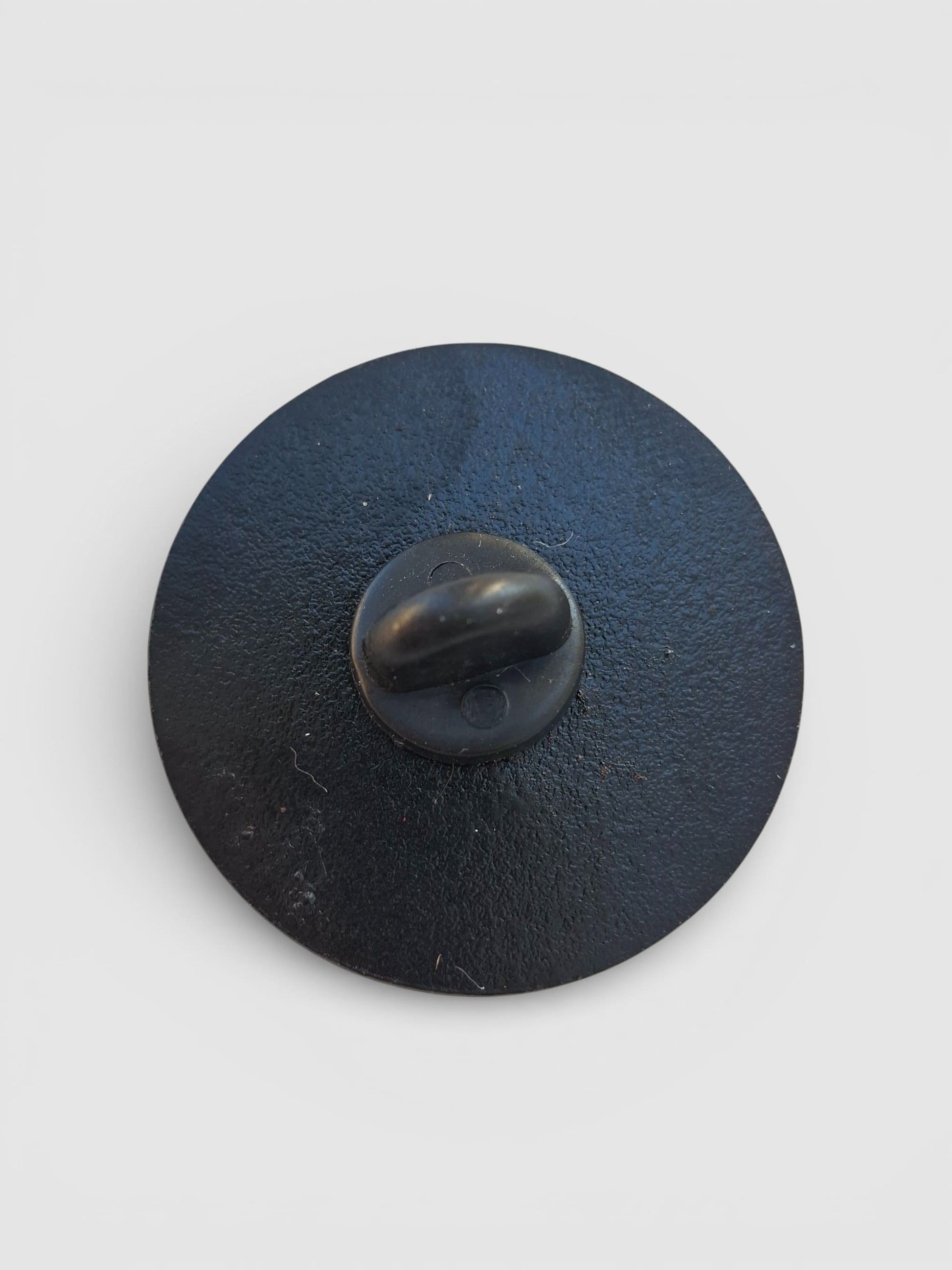 Trasera pin retro inspirado en Buffalo Bill’s Body Lotion ideal para chaquetas, mochilas y gorras.