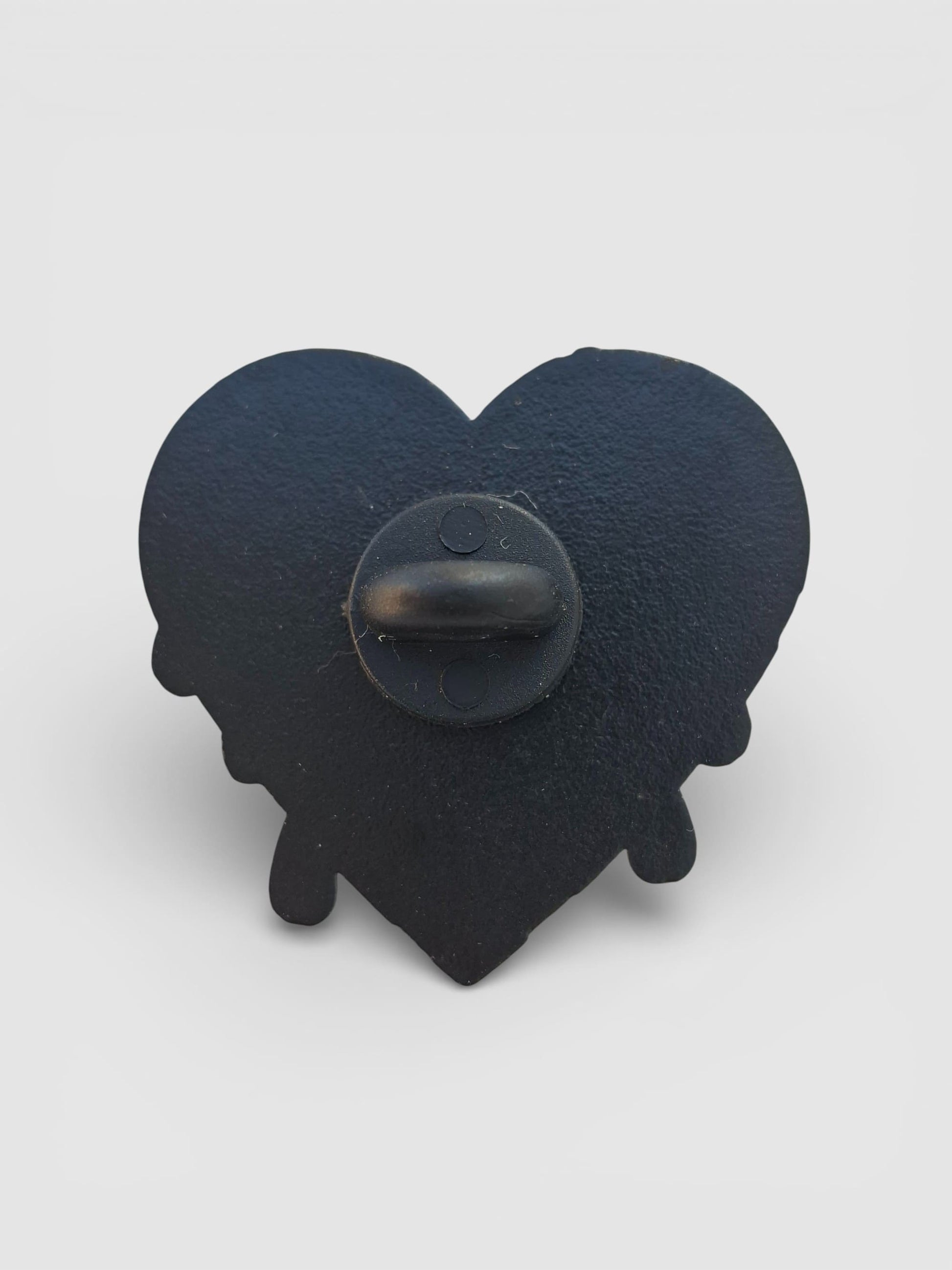 Pin parte trasera "Corazón tattoo Llorando" – Dolor con estilo tradicional.