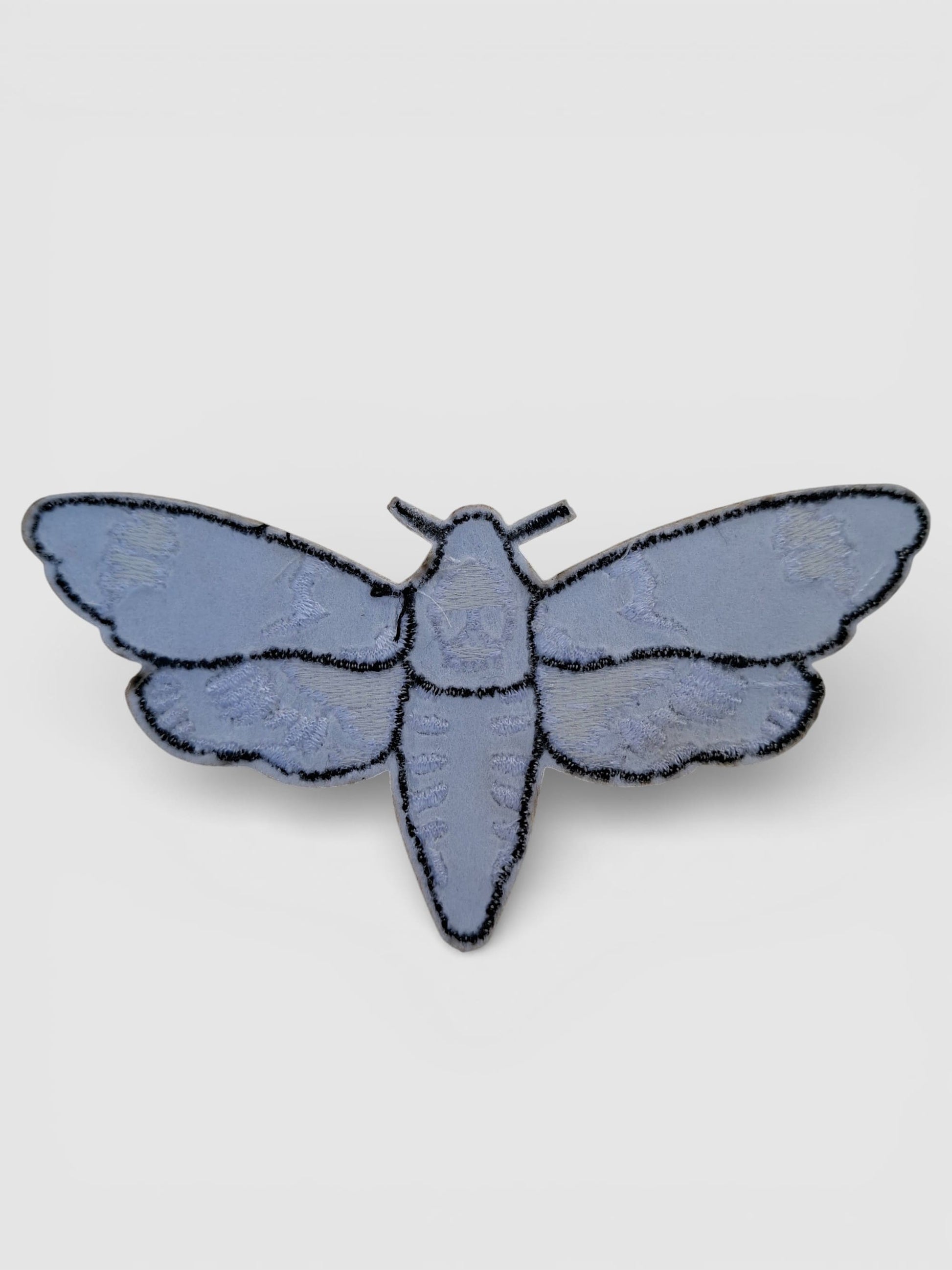 Parche parte trasera mariposa tatuaje clásico, bordado en blanco & negro, ideal para mochilas y chaquetas.