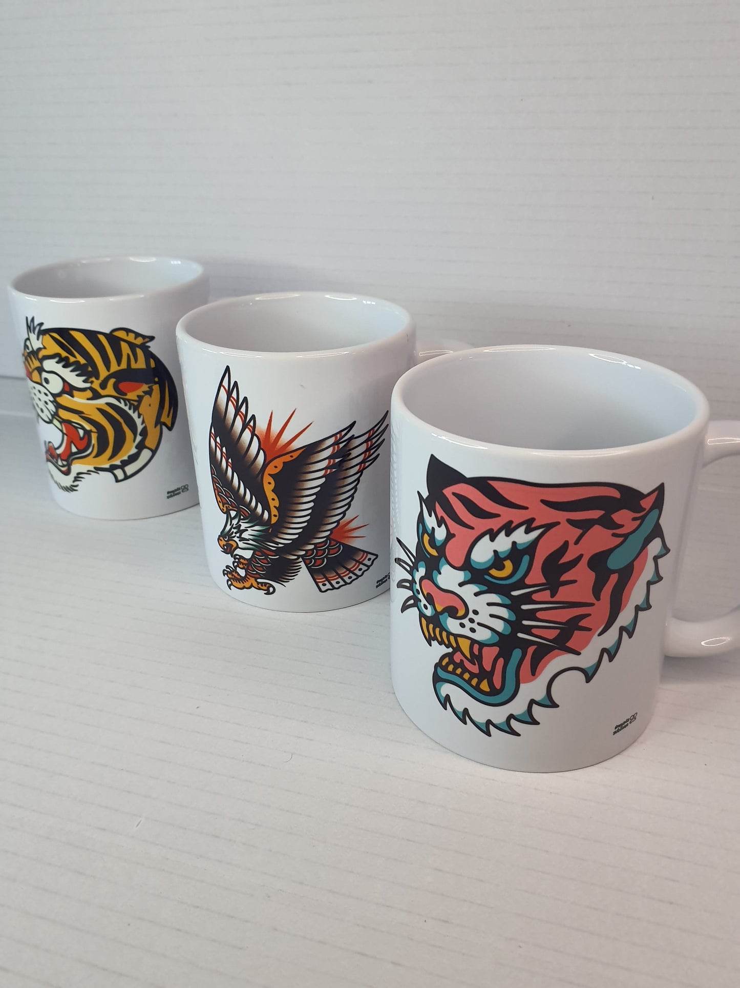 Tazas vintage con diseño tigre rosa tradicional, águila clásica, y tigre tradicional old school.
