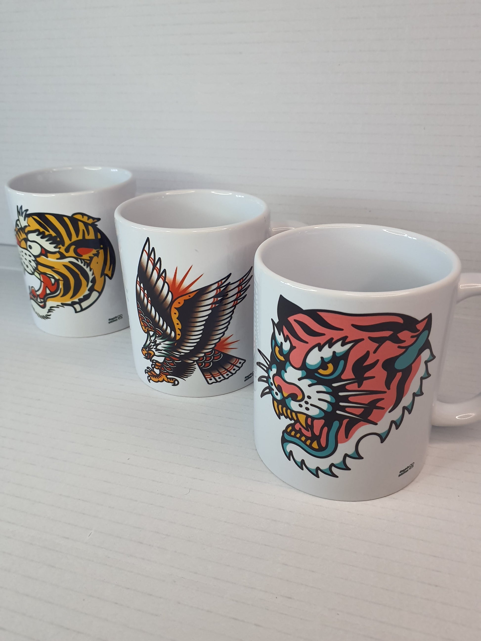 Tazas vintage con diseño tigre rosa tradicional, águila clásica, y tigre tradicional old school.

