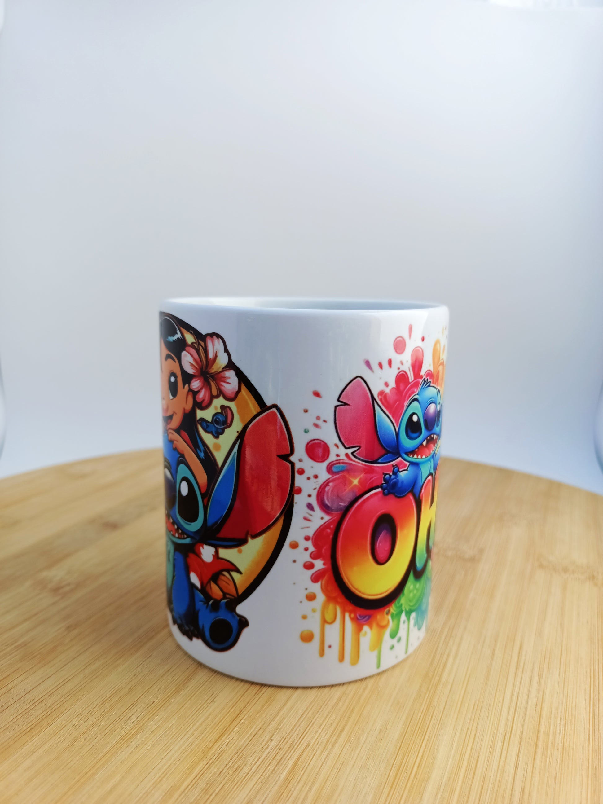 Taza 3D colorida de una criatura azul simpática, rodeada de detalles tropicales. Un regalo perfecto.