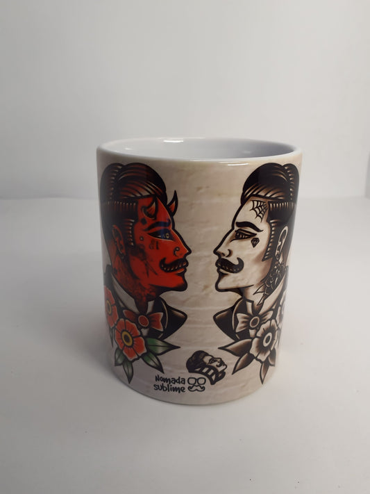 Taza blanca de cerámica con diseño de diablos old school, colores vibrantes y estilo retro tattoo.