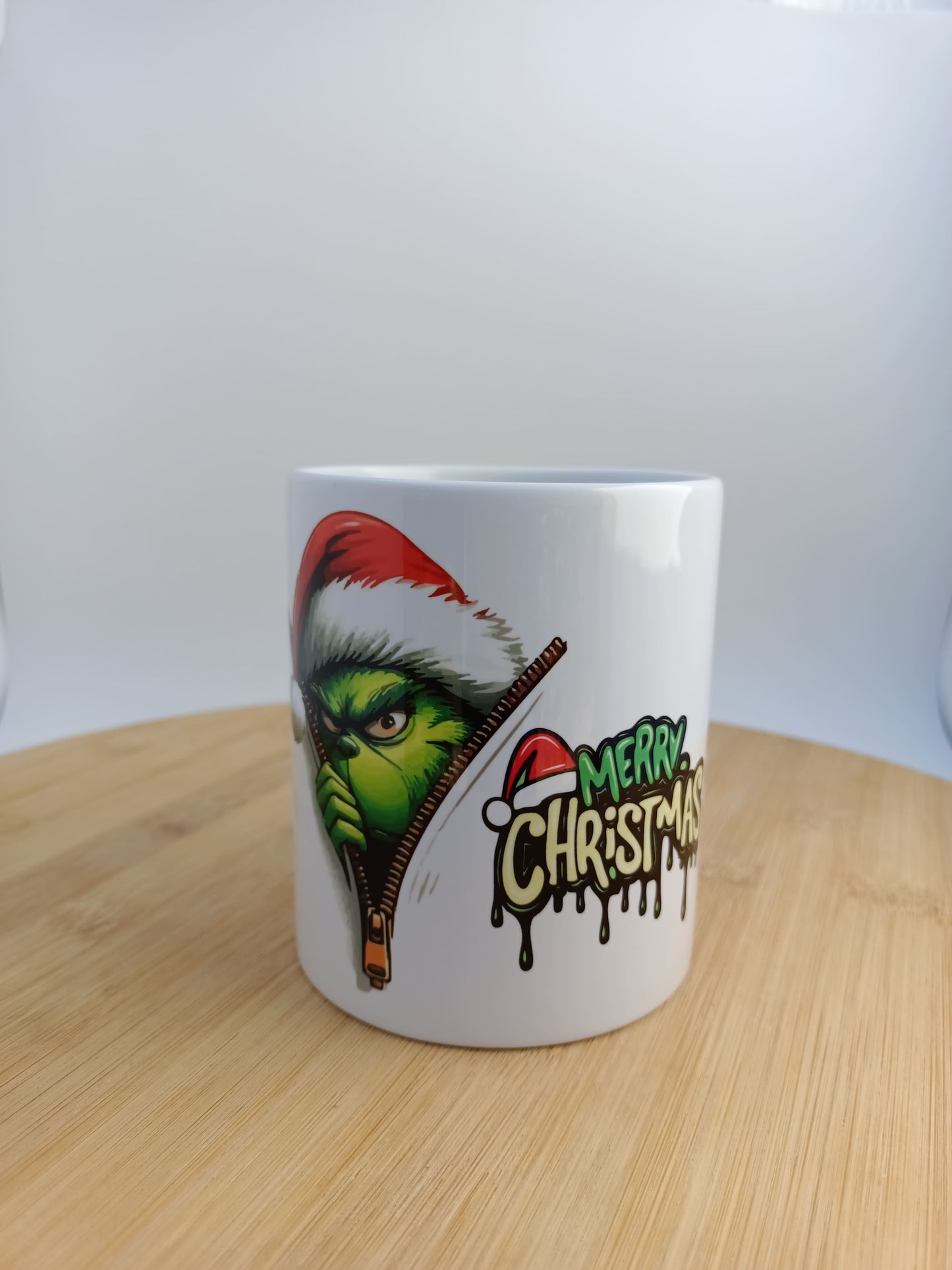 Taza navideña divertida de personaje travieso verde con diseño “MERRY CHRISTMAS”