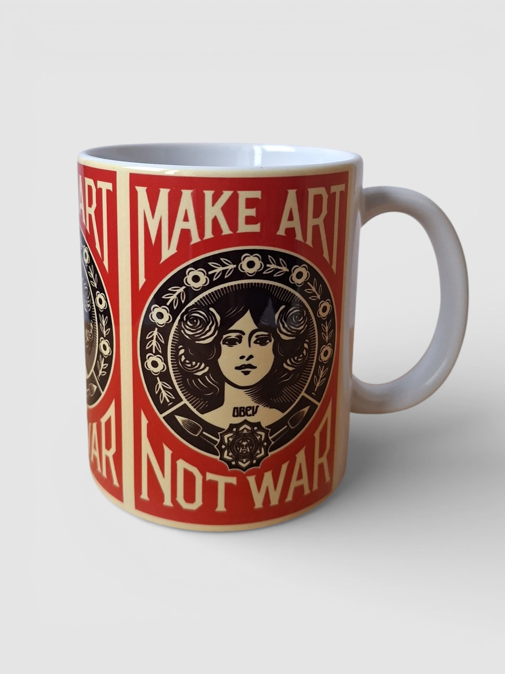 Taza original con ilustración old school Make Art Not War, ideal para artistas y amantes del tattoo.
