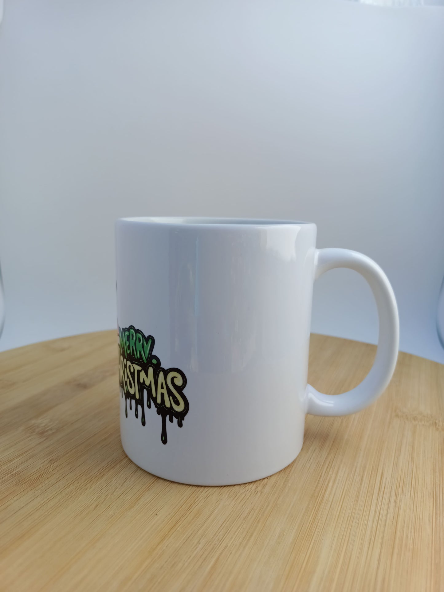 Regalo original de Navidad – taza divertida con personaje verde y diseño festivo.