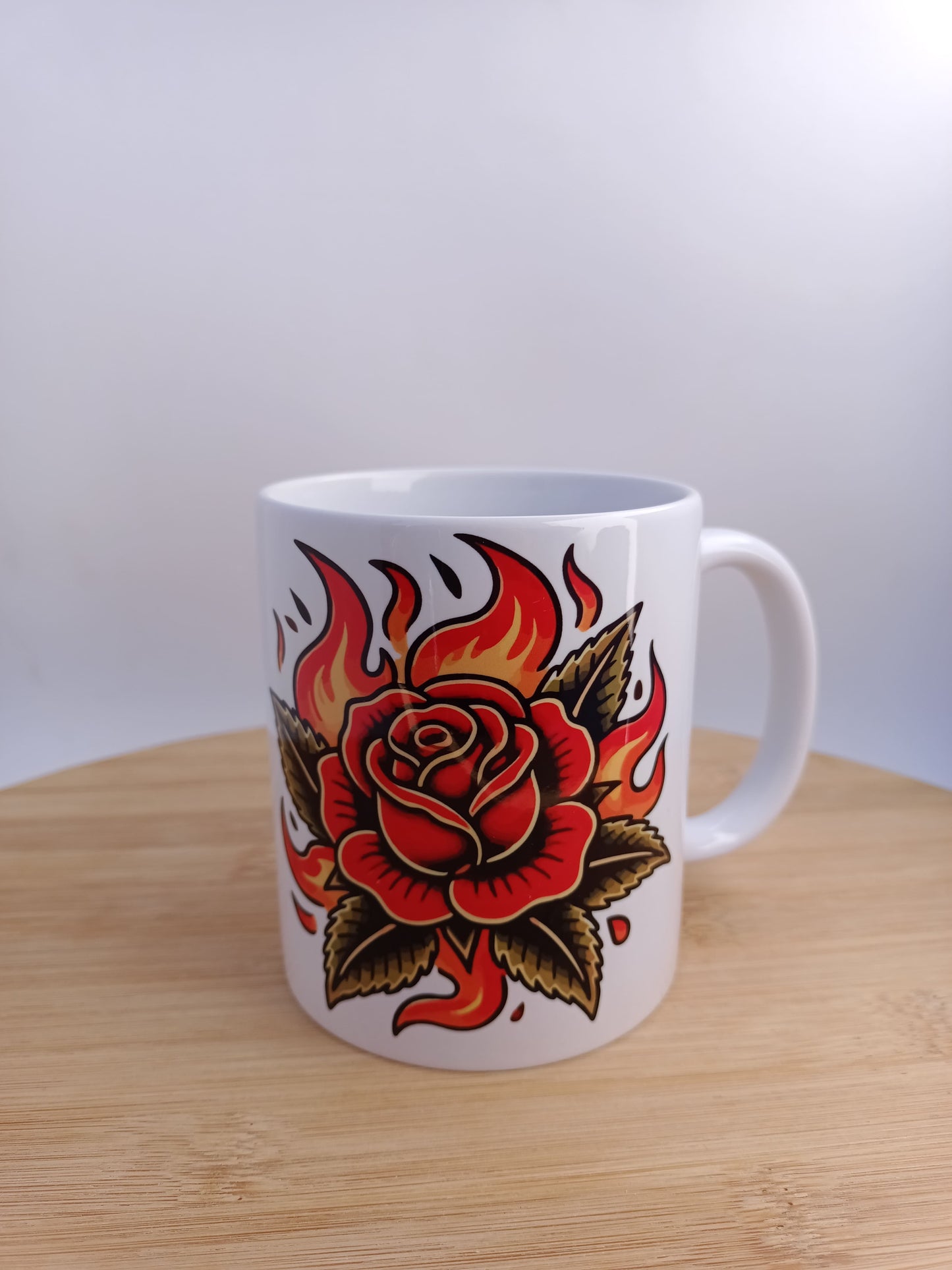 Taza personalizada con rosa ardiente estilo old school, ilustración de tatuaje clásico perfecta para regalar.