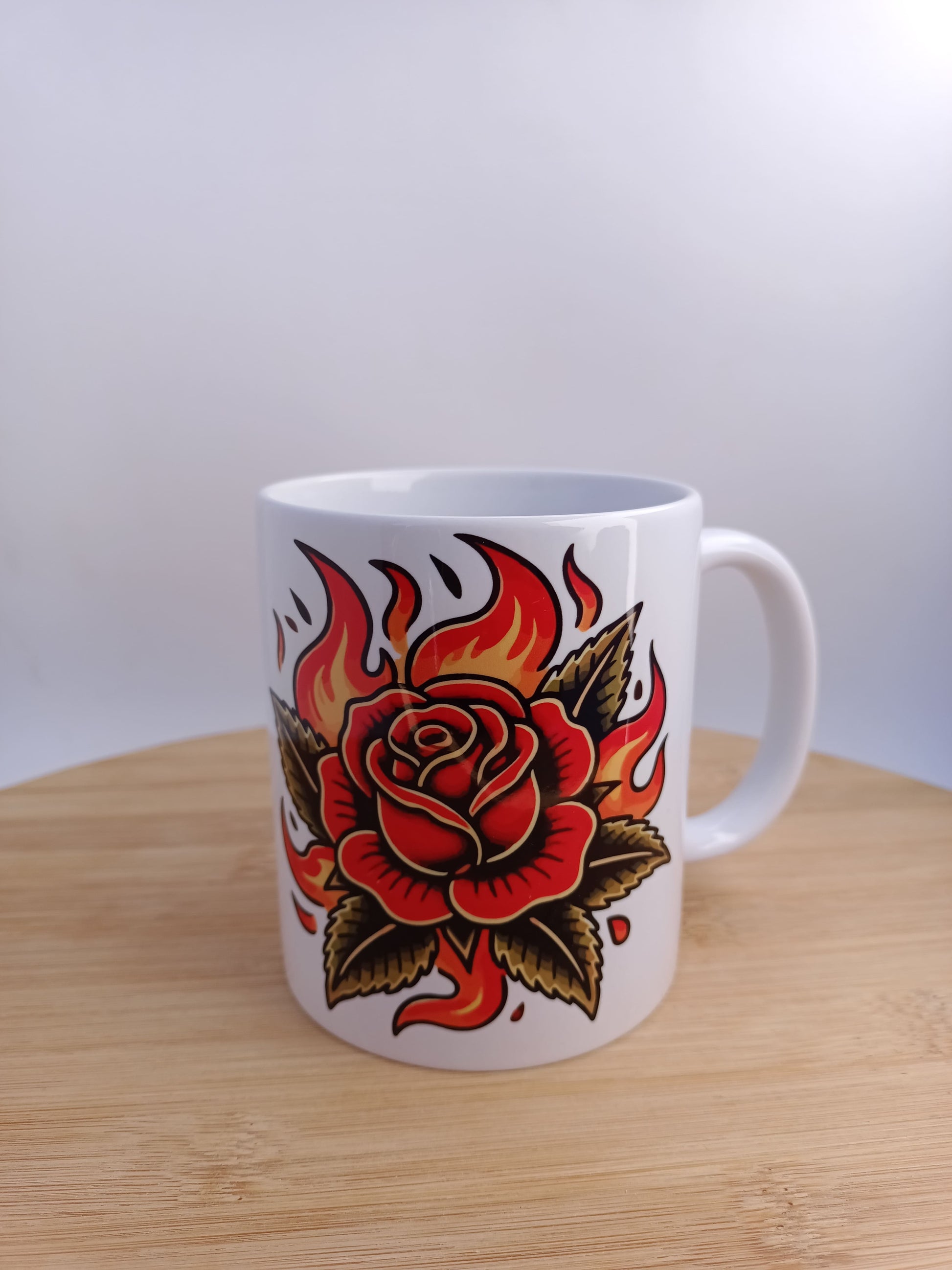 Taza personalizada con rosa ardiente estilo old school, ilustración de tatuaje clásico perfecta para regalar.